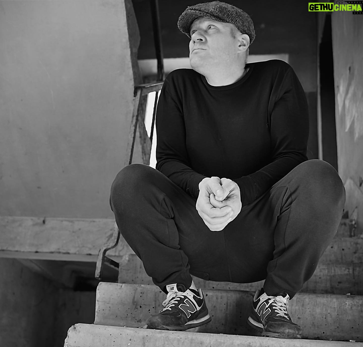 Alexey Marusov - 4.8K Likes - Вагин поднял пакет на стол и развернул. Из него, улыбаясь, на нас смотрело свиное рыло.
⠀
- Чересчур жизнерадостна для покойника. Она и должна так вонять..? - брезгливо принюхавшись спросил Жорка.
⠀
- По всей видимости, она подверглась пыткам. Паяльной лампой. И, вероятно, уже после кончины. А, возможно, и просто была по-жизни дерьмом. В любом случае, голову продали одну, без родословной. Но если тебя так беспокоит её прошлое, - я начинал злиться, - то смело могу предположить, что: звали её, наследственно, Борькой, погибла она в результате, банальной для порядочной свиньи, поножовщины, и если ты мне сейчас не скажешь, что её ждёт после смерти, - я погребу её на пустыре со всеми почестями!
⠀
- Холодец будем варить, - решительно отрезал Вагин.
⠀
- А ты самонадеян. И это при всём твоем невежестве к сложным блюдам? Могли бы просто коробку тушенки купить, как в прошлый раз.
⠀
- Примитивизм приготовления макарон заставляет топтаться на месте, а я за развитие, - важно ответил Жорка, почесав грудь с выцветшей на ней татуировкой распятия. Подножие креста венчала надпись: «я вам, жидам, уют устрою!»
⠀
- Мне страшно, Вагин, за наши, ещё молодые, жизни. Признайся, - ты хоть немного имеешь представление о затеянном?
⠀
- Хрестоматийно, в терминологии. Практики не хватает.
⠀
(Начало в предыдущих постах. Окончание будет своевременно. Очень прошу, друзья, - не пишите, пожалуйста, про «интригу». Вы все пользователи Инстаграм и понимаете его регламент в 2200 знаков. «Карусель» я не приемлю. Искренне всех благодарю за поддержку комментариями и репостами.)
⠀
#москва #короткоЛИТражки #юмор #жиза #литература