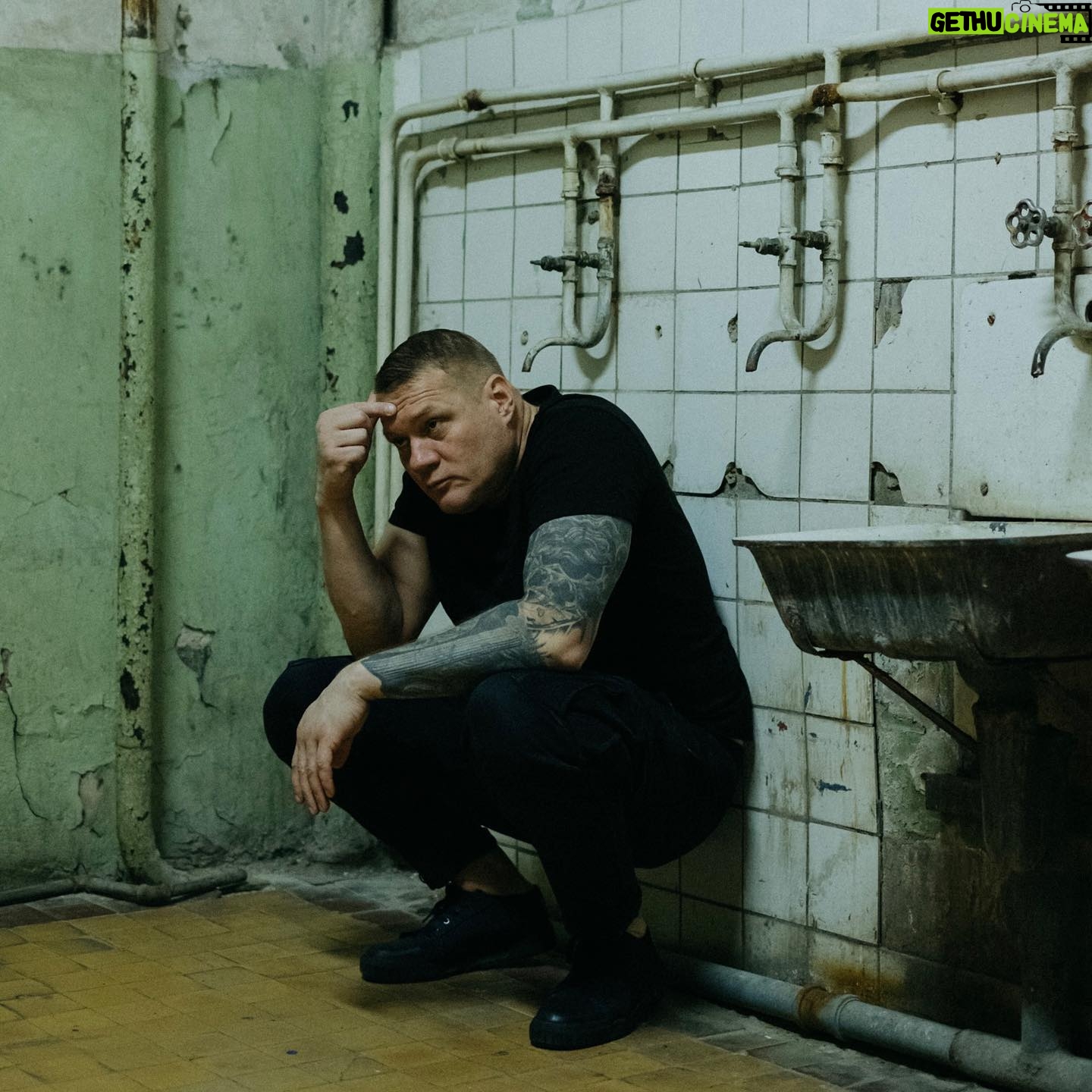 Alexey Marusov - 6.1K Likes - 1️⃣ Вечером завалился Губач, и проорал с порога, что в ближайшем к городу водоеме всплыл Пашка Тревогин. Не понять было по интонации каким нашёлся Пашка - живым или мертвым, так как Губач любую новость выдавал одинаково сенсационно:
⠀
⁃ Зойку Уварову видел, так она говорит, что встретила в лабазе, хлеб с куревом покупал!
⠀
⁃ Тьфу, так он живой?!
⠀
⁃ А я что сказал? Всплыл, в смысле, - объявился.
⠀
⁃ И что? Он всю жизнь куда то уезжает. Может закупался опять в дорогу.
⠀
⁃ Так он записку через нее передал!
⠀
Губач вытащил из кармана мятый кассовый чек, на обратной стороне которого было: «Здорова, комрады. Нижнее озеро. Рыбхоз. Жду. Тревога»
⠀
«Комрады», это было Пашкино фирменное приветствие. Тревогин был нашим другом детства, натурой мечтательной, беспокойной и вечно спорящей. Воспитывался Пашка бабкой, которая драла его раз в месяц, оптом, за неуспеваемость, рваную штанину, периодический лишай и раннее пристрастие к табаку. Обычно приговор оглашался старушечьим визгом из окна на весь двор:
⠀
⁃ Павел! - официальный тон подтверждал, что бабка собрала всю доказательную базу для обвинения и порка - вопрос решённый, - иди домой суп й’ести!
⠀
Но уже удачно принят потной рожей дальний пас, мяч в ногах у Пашки, впереди мечущаяся фигура вратаря. Пашке некогда. Он в минуте от личного триумфа.
⠀
⁃ Иди домой, живо!
⠀
Пашка мажет в перекладину.
⠀
⁃ Я не хочу, ба! - огрызается Тревогин на окна под ликование противника.
⠀
⁃ Конечно, не хотит он! Опять конфет наелся и суп ему не вкусный! Вот погоди, зубы выпадут со сладкого, жевать нечем будет и сдохнешь с голоду! Иди домой, леший, кому говорю, не то щас спущусь и устрою т-те кордебалет!
⠀
⁃ Еще пять минут! - отвечает спиной Пашка и уже параллельно спорит о пенальти.
⠀
Тревогин был отчаянным спорщиком. И если спорящий человек априори неприятен, то в Пашке это качество подкупало. Спорил он всегда, убедительно, качественно, с элементами умеренного вранья и обязательной ссылкой на авторитетный источник, - проверять всё равно поленятся.
⠀
(Продолжение в следующей публикации)
⠀
#малоЛИТражки #юморизстеклотары #холодец #юмор #рассказы #москва #жиза