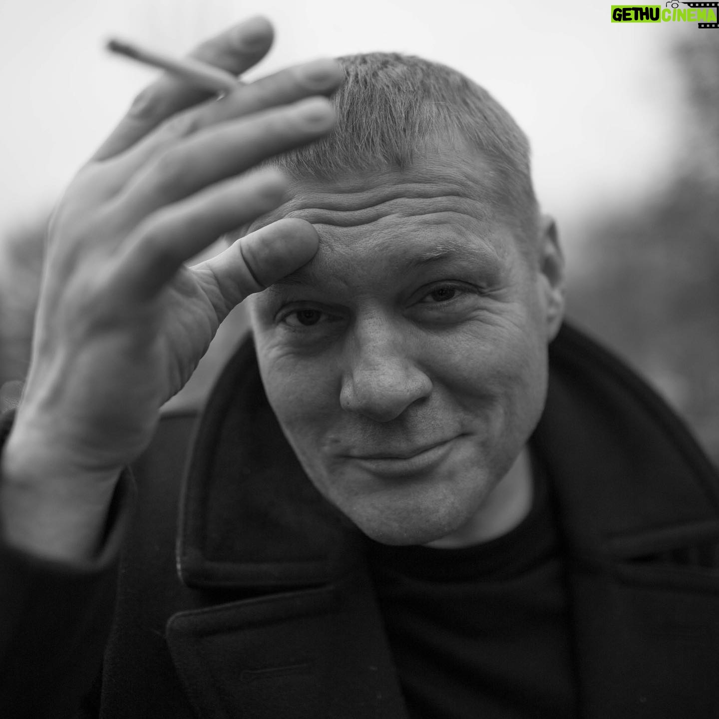Alexey Marusov - 7.8K Likes - Скорбящих было трое: вдова средних лет, тёща с презрительным видом «сдох таки упырь» и прораб – тучный представитель от организации, в которой трудился покойный.
⠀
Родственники не были похожи на «безутешных», скорее, наоборот, всем своим видом показывали, что с близкими можно расставаться легко.
Хорякин вновь достал фляжку:
⠀
– Не материально хороним. Эти много не дадут.
⠀
– А я его, кажись, знаю, – сказал землекоп-близнец. – Это Петька Подлива, крановой, мы с ним у геологов шабашили. После него никто за рычаги не садился.
⠀
– Мастер? – спросил Круглов.
⠀
– Да не. Браги гороховой упились с вечера, а утром его понос пробрал. Прям в кабине. А так хороший мужик был, весёлый. Песен много знал, но все не до конца.
⠀
– Карнавалов, – обратился Хорякин к Толику, – ты ж интеллигент, скажи что-нибудь на дорожку покойнику. Глядишь, раскошелятся.
⠀
Караваев поперхнулся водкой и спасительно посмотрел на Круглова.
⠀
– Я не знаю, что говорят в таких случаях, – Толик опять начал нервничать.
⠀
– Не ссы, – подбодрил его бригадир.
⠀
– Всё материально: о них либо хорошо, либо никак. Родственнички тебя с нами не видели, рожа культурная, одежда чистая. Пусть думают, что ты его друг по армейке. Или сидели вместе. На, на ход мысли, - Хорякин протянул ему вне очереди водку. – Продави слезу рублей на десять, и расходимся огородами.
⠀
Прощающиеся расположились у гроба полукругом, сжимая в лайковых, не по погоде, перчатках платки и гвоздики, шмыгали носами и переминались с ноги на ногу от холода. Вороньё эхом добавляло драматизма, кружа над свежей ямой в ожидании остатков поминальной закуски.
⠀
– Иосиф Ильич, может, скажете чего?
– вздохнула вдова, обращаясь к должностному. Тучный не сразу понял, что от него хотят, прокашлялся и сбивчиво начал:
⠀
– Кхм...Товарищи! Перед нами лежит тот, которого я знал только с положительной стороны.
⠀
– Ну да, – передразнила тёща. – Вместе, поди, водку и жрали, от того и скорячился.
⠀
– Мама! – одернула вдова.
⠀
– Я не мог с ним пить в силу своего начальственного положения, – несмело возмутился тучный. – И вообще, мне доверили только проводить, а я его практически не знал!
⠀
(Отрывок из сборника рассказов. За репост благодарю всех)
⠀
#юмор #малоЛИТражки