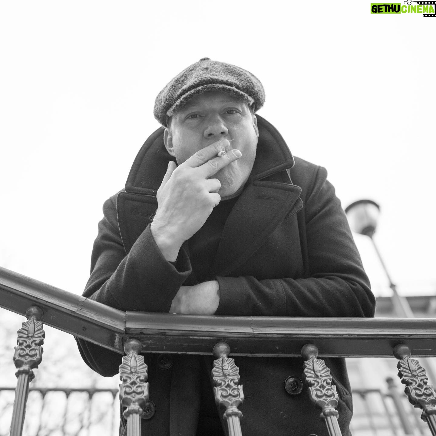 Alexey Marusov - 7.2K Likes - - Ну, привет, Юрка.
⠀
Извини, что не сразу. Недавно узнал только от Букова и, вот, пришёл. Думал, обиделся с прошлой рыбалки и трубку не берёшь. Ну, и я не буду, раз с гонором. Подумаешь. Столько раз друг на друга желчью плевались.
⠀
Что? Помню, конечно! Да и не подрались вовсе. Так, потолкались, для самомнения. Ха-ха, потеха, ей Богу, взрослые мужики. Зато потом как заново дружить стали. Даже самому завидно, что такой ты у меня друг. Нет таких сейчас.
⠀
Когда? Не, всё отдал. И за тебя отдал. За Юрку, сказала, мог и не отдавать, но я вернул, чтоб по-честному. Воооот. Столько, вроде, новостей было, а всё как-то не к месту.
⠀
Ты о себе то, хоть, что расскажи. Кого видел? Ну, ладно. Одному тоже побыть иногда надо. Без нервов. Лицо, вон, какое молодое, как из бани!
⠀
А? Был. В субботу, в городской, как завсегда. Сухо? Не, влажно было в парилке. Народу много, с дач все приехали. Там уж не сезон, так они все в городскую. Про тебя спрашивали. Повздорили, смеюсь, рыбу не поделили.
⠀
Привет тебе шлют, Вася «Фонарь», что с переезда, лосятины передал. Елизавета котлет накрутила, оставлю, поешь. Недосолила, правда, но я и соли, вот в коробке принёс.
⠀
Пшена сыпать не буду уж, могила новая, птицы загадят, некрасиво. Курево положу тут на край, да ты, уж поди и бросил.
⠀
Ладно, вроде поговорили, и легше. Зябко у тебя тут. Через неделю приду. Потеплее оденусь и приду. Лизка блинов напечет, термос, что ты подарил принесу, со смородиной.
⠀
Не! Что ты! Не плАчу. Ветер, зараза...
⠀
#жиза #малоЛИТражки #москва