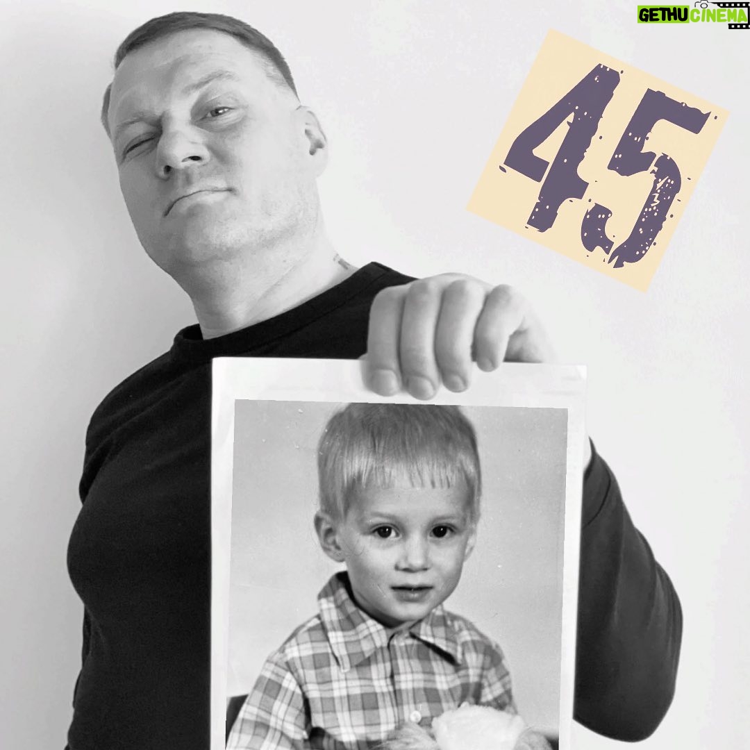 Alexey Marusov - 8.6K Likes - (6 февраля 1981 г.)
⠀
- Кроха сын к отцу пришёл, и спросил Алёха, - отец улыбнулся и подмигнул по-свойски.
⠀
Я неумело ответил обеими глазами, он, засмеявшись, взъерошил мне и без того непослушную шевелюру.
⠀
День моего пятилетия подходил к концу: утром родители торжественно вручили коньки на коричневых ботинках, детсадовские традиционно отплатили за принесённые конфеты монотонным «караваем», вечером тетка принесла свою фирменную «Прагу», бабка подарила «красиву рубаху» и статус к ней «пижооооон», дед к подарку надрал уши для пущего роста, раза три сбиваясь со счёта для смеха. Разошлись с ежегодным постоянством «не болеть и слушаться старших».
⠀
Мать гремела на кухне домывая сервантный фарфор, отец сидел в кресле, листая «Моделист - конструктор».
⠀
- Покажь, что там прячешь! - батя обманом пытался заглянуть за спину.
⠀
- Тебя нарисовал, - я смущаясь протянул ему вырванный из альбома лист.
⠀
- А что, похож! А в очках почему?
⠀
- Ты же начальник. И правда, отца можно было рисовать как угодно. Работал он начальником связи в геодезической экспедиции и периодически возвращался то с бородой, то стриженный под «ноль», то с чёрным от полярного солнца лицом, да и в очках я его ещё не рисовал до этого.
⠀
- А спорим, я за час двадцать рисунков нарисую?! - захлопнув журнал спросил отец, - Айда со мной! Он открыл кладовку:
⠀
- Неси табуретку! Я прибежал на кухню, схватил табурет, чуть не сбив мать с ног.
⠀
- Ты куда, шальной!
⠀
- Рисовать будем, с папой, - уже в коридоре крикнул я.
⠀
- Витька! Вы чего там удумали на ночь глядя! - обреченно выкрикнула из кухни мать, и с интонацией «леший с вами, делайте, что хотите...» добавила, - банки с огурцами только не побейте!
⠀
Из-за отцовской спины мне аккуратно подавались ванночки, щипцы, фонарь с красным стеклом и плотно запечатанные увесистые пакеты с жутким названием «Унибром».
⠀
Последним с верхней полки брякнул неведомым содержимым пыльный чемодан. Мы перенесли это все в ванную. Отец оставил меня за дверью, приказав охранять и ждать сигнала. Я томился в нетерпении, прикладывал ухо к двери и донимал отца писклявым «Скоро уже?».
⠀
(листай продолжение)