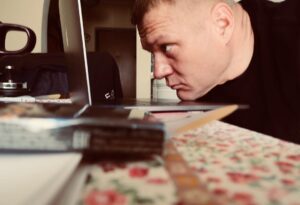 Alexey Marusov Instagram - Давно ли вы получали письмо?
 Я не имею ввиду телефонные смс, или электронную почту. Я подразумеваю ЖИВОЕ письмо с его поэтическим определением «тёплых строк». Именно тёплых. Каллиграфических, обдуманных, где-то размашисто восторженных, местами в сердцах перечёркнутых, но так и оставленных в первоисточнике. Без черновика, сразу на чистовУю.  Я до сих пор храню все письма от матери. Всю жизнь моих мытарств и исканий она внутренне осязаемо становилась сочувственно-назидательным собеседником. Тем «не хлебом единым», который давал сытость душе. Удивительный аккуратист шрифта, орфографии и пунктуации, но с милой допустимостью окончания чернил в середине письма, продолжающая писать другим цветом, или карандашом. 
Сейчас она плохо видит, общаемся посредством телефонной связи. Но и в живых диалогах, и в смс мы с ней лаконичны «жива», «здоров». Письма имели иной формат. Формат живой чернильной жизненной клетки. С тем родственным буквенным ДНК, распознаваемом только в близком человеке. 
Я когда-нибудь обязательно напишу тебе, мам. И с трепетом буду ждать благословенного «Здравствуй, сынок»... #москва