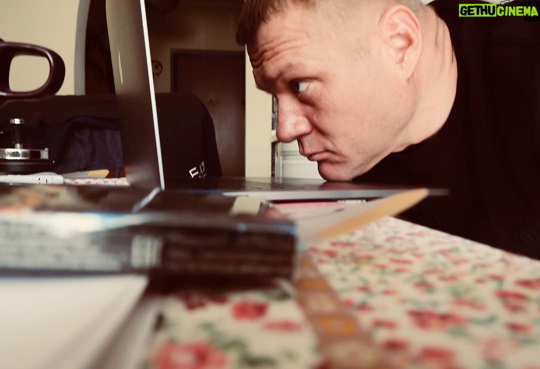 Alexey Marusov - 1.6K Likes - Давно ли вы получали письмо?
Я не имею ввиду телефонные смс, или электронную почту. Я подразумеваю ЖИВОЕ письмо с его поэтическим определением «тёплых строк». Именно тёплых. Каллиграфических, обдуманных, где-то размашисто восторженных, местами в сердцах перечёркнутых, но так и оставленных в первоисточнике. Без черновика, сразу на чистовУю. Я до сих пор храню все письма от матери. Всю жизнь моих мытарств и исканий она внутренне осязаемо становилась сочувственно-назидательным собеседником. Тем «не хлебом единым», который давал сытость душе. Удивительный аккуратист шрифта, орфографии и пунктуации, но с милой допустимостью окончания чернил в середине письма, продолжающая писать другим цветом, или карандашом.
Сейчас она плохо видит, общаемся посредством телефонной связи. Но и в живых диалогах, и в смс мы с ней лаконичны «жива», «здоров». Письма имели иной формат. Формат живой чернильной жизненной клетки. С тем родственным буквенным ДНК, распознаваемом только в близком человеке.
Я когда-нибудь обязательно напишу тебе, мам. И с трепетом буду ждать благословенного «Здравствуй, сынок»... #москва