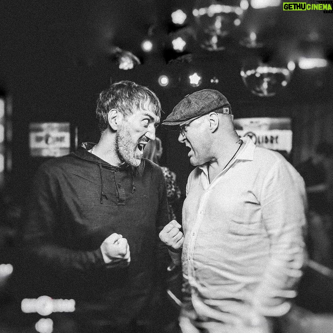Alexey Marusov - 5.6K Likes - «В ранний понедельник ворвалось в Москву то, что недавно представляло «уж я то там не пропаду!», в мятом костюме, с серым принтерным лицом, подпадающим под все розыскные ориентировки линейных отделов милиции.
⠀
Образ полишинеля завершала балалайка жостовской росписи наперевес с двумя надписями: «Тобольск 430» и «Почувствовал холод - значит ты дома». Голосовые связки ссохлись и ржавым скрипом выдавали только «шипящие» гласные.
⠀
Коля тормозил прохожих молитвенной мимикой, протягивал телефон, тыкал дрожащим пальцем в смс с адресом и издавал протяжное «хеее». Вчерашнюю хмельную уверенность покорителя столицы, при виде пивного ларька, сменила потворствующая жалость к себе. Телефон сел, адрес он не запомнил, денег оставалось прожить часа четыре». (Из неизданного)
⠀
Заказ книги @pr_kamora_papa_karlo
⠀
Спасибо за атмосферу, мотивацию и радушие @kinolibre
⠀
За профессионализм продвижения «Холодца» @cinepromo
⠀
За искреннюю человечность в кадре и в жизни:
@svetalistova
@sergei_badyuk
@albina.tihanova
@astashkina.annushka
@sergio_v90
⠀
Творческое единомыслие в новом проекте и дружбу @garikspinoza
(Фото в карусели 👉)
⠀
Креативное видение фото @onevent1
⠀
И всем вам, мои друзья, ради которых всё это замышлялось.
⠀
#москва #кино #комедия #творчество #кинолибре #рассказы #малолитражки #юморизстеклотары #сатира #kinolibre #comedy #humor #film #moscow
