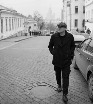 Alexey Marusov Instagram - Прошлым годом кулинарный техникум с гордостью выдал стране очередной выпуск общественных кормилиц.
⠀
Люда и лето не нравились друг другу. Лето звало отдыхать, но Люда, с решимостью в короткий срок откормить всё человечество, рванула на себя дверь общепитовского треста.
⠀
Начальник отдела кадров прониклась убедительностью сытых форм и выражением лица «колхозницы» Мухиной. Люда Сорокина композиционно олицетворяла несомненную честность полноты обеденных порций.
⠀
Коллектив столовой настороженно отнёсся к юному кулинарному гуманизму Люды и, ссылаясь на устойчивость молодых ног, определил её на раздачу.
⠀
Год пролетел каруселью из монотонных лиц и блюд. Зимой появился ОН, - худой, ростом чуть выше гладильной доски, но с огромными выразительными глазами.
⠀
Глядя на Борю Дьякина можно было с уверенностью предположить, что в столовую его занесло не по собственной воле, а при взаимодейственной циркуляции уличного сквозняка и вытяжки варочного цеха. Подчиняясь стихии Дьякин растерянно взял поднос.
⠀
⁃ Первое будете? - дежурно бросила Люда, - Рассольник, гороховый, щи?
⠀
Сквозь стаканы с компотом на неё восхищенно смотрели пара добрых телячьих глаз.
⠀
- Борис... Рассольник, - глаза скромно улыбнулись.
⠀
- Людмила, - после смущенной паузы ответила Люда, и тяжело подняла черпаком со дна кастрюли ил из перловки.
⠀
(Продолжение рассказа по ссылке в шапке профиля)
⠀
#малоЛИТражки #москва #юмор