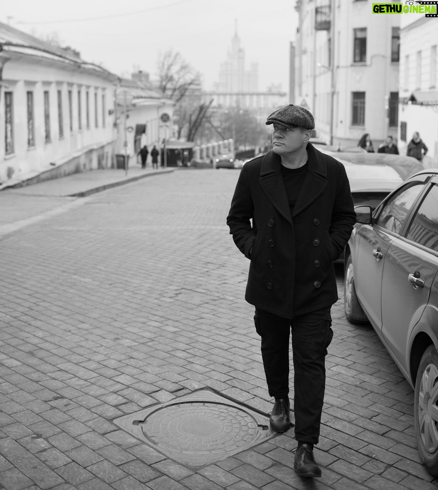 Alexey Marusov - 4.8K Likes - Прошлым годом кулинарный техникум с гордостью выдал стране очередной выпуск общественных кормилиц.
⠀
Люда и лето не нравились друг другу. Лето звало отдыхать, но Люда, с решимостью в короткий срок откормить всё человечество, рванула на себя дверь общепитовского треста.
⠀
Начальник отдела кадров прониклась убедительностью сытых форм и выражением лица «колхозницы» Мухиной. Люда Сорокина композиционно олицетворяла несомненную честность полноты обеденных порций.
⠀
Коллектив столовой настороженно отнёсся к юному кулинарному гуманизму Люды и, ссылаясь на устойчивость молодых ног, определил её на раздачу.
⠀
Год пролетел каруселью из монотонных лиц и блюд. Зимой появился ОН, - худой, ростом чуть выше гладильной доски, но с огромными выразительными глазами.
⠀
Глядя на Борю Дьякина можно было с уверенностью предположить, что в столовую его занесло не по собственной воле, а при взаимодейственной циркуляции уличного сквозняка и вытяжки варочного цеха. Подчиняясь стихии Дьякин растерянно взял поднос.
⠀
⁃ Первое будете? - дежурно бросила Люда, - Рассольник, гороховый, щи?
⠀
Сквозь стаканы с компотом на неё восхищенно смотрели пара добрых телячьих глаз.
⠀
- Борис... Рассольник, - глаза скромно улыбнулись.
⠀
- Людмила, - после смущенной паузы ответила Люда, и тяжело подняла черпаком со дна кастрюли ил из перловки.
⠀
(Продолжение рассказа по ссылке в шапке профиля)
⠀
#малоЛИТражки #москва #юмор