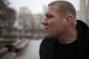 Alexey Marusov Instagram - - Что мне родителям сказать..? - фиктивно всхлипывая канючил Витёк.
⠀
- Скажи, что помогал птицам мебель в скворечнике переставлять.
⠀
Безмену нравился мальчишка, так как происходил, как и сам Валька в детстве, из сословия «непутёвых».
⠀
Его не ставили в пример другим детям и на вопрос «Ну, а твой то как?» родители отрешённо махали рукой.
⠀
Даже семейные фото были редкими и хвастать ими из серванта было стыдно.
⠀
Витька, ни секунды не мог потратить впустую попадая в новую для него локацию.
⠀
Приходя в фотоателье для торжественного снимка он стремительно успевал превратить белую рубаху в рубище, разнести в хлам нехитрый реквизит мастерской и свернуть кровь старому фотографу поисками «птички» под ширмой.
⠀
Хотели было отдать его в музыкальную школу, но приобретать пианино было накладно, а пел Витька как цирковой тюлень за селёдку.
⠀
Карандаши у него заканчивались ещё при заточке, ручки сгрызались на стадии переживательного обдумывания экспозиции, футбольные мячи  виртуозно сквозили соседские окна, а выклянченный на Новый год хомяк сдох на третий день в страшных судорогах от переедания.
⠀
(Читать полностью ссылка в шапке профиля)
⠀
#короткоЛИТражки #юмор #жиза #москва #instabook #литература