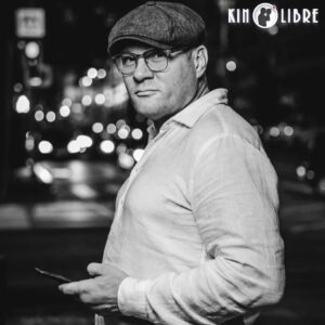Alexey Marusov Instagram - «В ранний понедельник ворвалось в Москву то, что недавно представляло «уж я то там не пропаду!», в мятом костюме, с серым принтерным лицом, подпадающим под все розыскные ориентировки линейных отделов милиции.
⠀
Образ полишинеля завершала балалайка жостовской росписи наперевес с двумя надписями: «Тобольск 430» и «Почувствовал холод - значит ты дома». Голосовые связки ссохлись и ржавым скрипом выдавали только «шипящие» гласные.
⠀
Коля тормозил прохожих молитвенной мимикой, протягивал телефон, тыкал дрожащим пальцем в смс с адресом и издавал протяжное «хеее». Вчерашнюю хмельную уверенность покорителя столицы, при виде пивного ларька, сменила потворствующая  жалость к себе. Телефон сел, адрес он не запомнил, денег оставалось прожить часа четыре». (Из неизданного)
⠀
Заказ книги @pr_kamora_papa_karlo
⠀
Спасибо за атмосферу, мотивацию и радушие @kinolibre
⠀
За профессионализм продвижения «Холодца» @cinepromo
⠀
За искреннюю человечность в кадре и в жизни:
@svetalistova
@sergei_badyuk
@albina.tihanova
@astashkina.annushka
@sergio_v90
⠀
Творческое единомыслие в новом проекте и дружбу @garikspinoza
(Фото в карусели 👉)
⠀
Креативное видение фото @onevent1
⠀
И всем вам, мои друзья, ради которых всё это замышлялось.
⠀
#москва #кино #комедия #творчество #кинолибре #рассказы #малолитражки #юморизстеклотары #сатира #kinolibre #comedy #humor #film #moscow