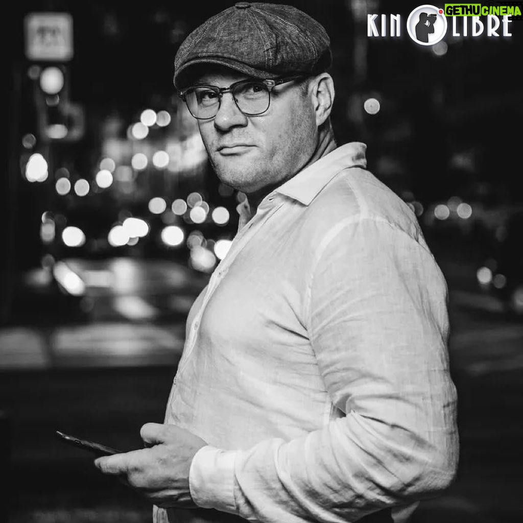 Alexey Marusov - 5.6K Likes - «В ранний понедельник ворвалось в Москву то, что недавно представляло «уж я то там не пропаду!», в мятом костюме, с серым принтерным лицом, подпадающим под все розыскные ориентировки линейных отделов милиции.
⠀
Образ полишинеля завершала балалайка жостовской росписи наперевес с двумя надписями: «Тобольск 430» и «Почувствовал холод - значит ты дома». Голосовые связки ссохлись и ржавым скрипом выдавали только «шипящие» гласные.
⠀
Коля тормозил прохожих молитвенной мимикой, протягивал телефон, тыкал дрожащим пальцем в смс с адресом и издавал протяжное «хеее». Вчерашнюю хмельную уверенность покорителя столицы, при виде пивного ларька, сменила потворствующая жалость к себе. Телефон сел, адрес он не запомнил, денег оставалось прожить часа четыре». (Из неизданного)
⠀
Заказ книги @pr_kamora_papa_karlo
⠀
Спасибо за атмосферу, мотивацию и радушие @kinolibre
⠀
За профессионализм продвижения «Холодца» @cinepromo
⠀
За искреннюю человечность в кадре и в жизни:
@svetalistova
@sergei_badyuk
@albina.tihanova
@astashkina.annushka
@sergio_v90
⠀
Творческое единомыслие в новом проекте и дружбу @garikspinoza
(Фото в карусели 👉)
⠀
Креативное видение фото @onevent1
⠀
И всем вам, мои друзья, ради которых всё это замышлялось.
⠀
#москва #кино #комедия #творчество #кинолибре #рассказы #малолитражки #юморизстеклотары #сатира #kinolibre #comedy #humor #film #moscow