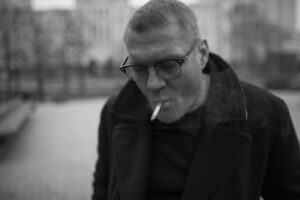 Alexey Marusov Instagram - (Продолжение 3)
⠀
- Пошли звонить Алке. Хотя, нет. Дадим ей немного остыть, да и ты к завтрашней возможной амнистии должен быть членораздельно трезв.
⠀
Безмен выдохнул:
⠀
- Думаешь, есть еще надежда всё вернуть..?
⠀
- А что ты туда вложил, чтобы возвращать? Пошли отдыхать. Всё завтра.
⠀
Валька отдал мне свой диван, себе достал из кладовки раскладушку.
Спать легли не прощаясь.
⠀
Утром он несколько раз заглядывал в комнату, выжидал пару секунд в надежде, потом снова уходил. Мне передавалось его волнение.
⠀
- Да заходи уже, изжога! - в какой-то раз не выдержал я.
⠀
Валька прошел к окну и открыл форточку. В комнату потянуло сквозняком и смрадом горящей помойки. Улица раздражала скрипом железных качелей и детским плачем. Через двор медленно двигался молоковоз, оповещая жильцов о своем прибытии протяжным хриплым сигналом.
⠀
- Кстати, Валико, а что у нас сегодня на завтрак? Кофе сейчас был бы прекрасной альтернативой твоей хмурой роже.
⠀
Меня всегда забавляла реакция Безмена на подобные вопросы. Валька открывал рот, набирал  воздух в неполные легкие курильщика, замирал, смотрел сквозь меня, обдумывая ответ, потом делал большие глаза, губы свистком, и шумно выдыхал, мимически объясняя, что отвечать сегодня за него будет Борис Бурда.
⠀
- Ты издеваешься?
⠀
- Я редко с утра бываю гуманистом, и тебе это известно. Тем более, учитывая как ты коварно вовлек меня в свои шашни, - я имею полное право быть капризным. Как ты вообще рассчитывал на её расположение, если у тебя даже растворимого кофе нет.
⠀
- Я его не пью.
⠀
- Знаешь, Валентин, есть вещи, которые нужно иметь в доме, на всякий случай. Показывай шмотьё. Будем создавать тебе облик скупого рыцаря.
⠀
Безмен открыл шкаф. В левой половине, цветным бутербродом, жались друг к другу две клетчатые летние рубашки, стройотрядовская выцветшая куртка и бежевый плащ. Замыкал гражданскую безвкусицу армейский китель с сержантскими погонами. Правую же половину занимал скрученный полосатый матрац с грыжами из свалявшейся ваты.
⠀
- Ты сейчас хвастаешься нестяжательством? А где же всуе упомянутый вчера «дорогой гардероб»?
⠀
- Там в комоде еще есть.
⠀
- Вываливай всё. И рыло побрей.

#малоЛИТражки #юмор #ленякарлов