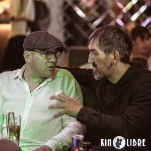 Alexey Marusov Instagram - «В ранний понедельник ворвалось в Москву то, что недавно представляло «уж я то там не пропаду!», в мятом костюме, с серым принтерным лицом, подпадающим под все розыскные ориентировки линейных отделов милиции.
⠀
Образ полишинеля завершала балалайка жостовской росписи наперевес с двумя надписями: «Тобольск 430» и «Почувствовал холод - значит ты дома». Голосовые связки ссохлись и ржавым скрипом выдавали только «шипящие» гласные.
⠀
Коля тормозил прохожих молитвенной мимикой, протягивал телефон, тыкал дрожащим пальцем в смс с адресом и издавал протяжное «хеее». Вчерашнюю хмельную уверенность покорителя столицы, при виде пивного ларька, сменила потворствующая  жалость к себе. Телефон сел, адрес он не запомнил, денег оставалось прожить часа четыре». (Из неизданного)
⠀
Заказ книги @pr_kamora_papa_karlo
⠀
Спасибо за атмосферу, мотивацию и радушие @kinolibre
⠀
За профессионализм продвижения «Холодца» @cinepromo
⠀
За искреннюю человечность в кадре и в жизни:
@svetalistova
@sergei_badyuk
@albina.tihanova
@astashkina.annushka
@sergio_v90
⠀
Творческое единомыслие в новом проекте и дружбу @garikspinoza
(Фото в карусели 👉)
⠀
Креативное видение фото @onevent1
⠀
И всем вам, мои друзья, ради которых всё это замышлялось.
⠀
#москва #кино #комедия #творчество #кинолибре #рассказы #малолитражки #юморизстеклотары #сатира #kinolibre #comedy #humor #film #moscow