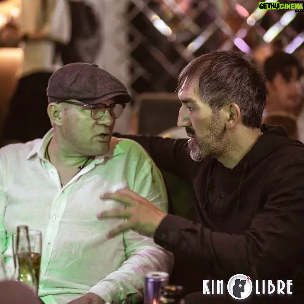 Alexey Marusov - 5.6K Likes - «В ранний понедельник ворвалось в Москву то, что недавно представляло «уж я то там не пропаду!», в мятом костюме, с серым принтерным лицом, подпадающим под все розыскные ориентировки линейных отделов милиции.
⠀
Образ полишинеля завершала балалайка жостовской росписи наперевес с двумя надписями: «Тобольск 430» и «Почувствовал холод - значит ты дома». Голосовые связки ссохлись и ржавым скрипом выдавали только «шипящие» гласные.
⠀
Коля тормозил прохожих молитвенной мимикой, протягивал телефон, тыкал дрожащим пальцем в смс с адресом и издавал протяжное «хеее». Вчерашнюю хмельную уверенность покорителя столицы, при виде пивного ларька, сменила потворствующая жалость к себе. Телефон сел, адрес он не запомнил, денег оставалось прожить часа четыре». (Из неизданного)
⠀
Заказ книги @pr_kamora_papa_karlo
⠀
Спасибо за атмосферу, мотивацию и радушие @kinolibre
⠀
За профессионализм продвижения «Холодца» @cinepromo
⠀
За искреннюю человечность в кадре и в жизни:
@svetalistova
@sergei_badyuk
@albina.tihanova
@astashkina.annushka
@sergio_v90
⠀
Творческое единомыслие в новом проекте и дружбу @garikspinoza
(Фото в карусели 👉)
⠀
Креативное видение фото @onevent1
⠀
И всем вам, мои друзья, ради которых всё это замышлялось.
⠀
#москва #кино #комедия #творчество #кинолибре #рассказы #малолитражки #юморизстеклотары #сатира #kinolibre #comedy #humor #film #moscow