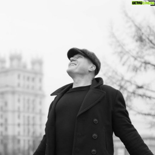 Alexey Marusov - 2.9K Likes - «Только у нас лучшая развлекательная программа!»- искусительно гласил банер попутного заведения.
⠀
Колеблясь внутренне, рука уже уверенно рванула на себя дверь ресторана «Русская Чудь».
⠀
Со стен приветственно скалилось зверьё, с репродукций картин важничали императоры.
⠀
Вечерняя программа началась недавно и публика имела солидный вид: тугие в шею узлы мужских галстуков, внештатные женские укладки, играл негромкий фокстрот, на столах преобладал аперитив.
⠀
Ко мне подошёл бритоголовый халдей, симметрично квадратный, без шеи, в древнерусской косоворотке и с лицом пацанов из 90-х:
⠀
- Аркадий. Сегодня я буду Вашим официантом. Что желаете? - блокнот с карандашом в его руках-булЫгах смотрелись неформатно.
⠀
«Ему бы в пору доску и топор для зарубок» - подумал я.
⠀
- Желаю, - говорю,- попасть в мировую Историю.
⠀
- Эт можно. Триста? Или сразу графин 0,5?
⠀
- Давайте 0,5. И закусить, что-нибудь номенклатурное.
⠀
- БефРюриков, от шефа, подойдёт?
⠀
- А чем он отличается от бефстроганов?
⠀
- То был граф, а этот - Царь. Вы же хотели в Историю, так зачем Вам промежуточные титулы?
⠀
«Толковый холуй» - подумал я.
⠀
- Давайте, Рюрика. Не удивлюсь если у вас на заднем дворе ещё стрельцов можно вешать и бороды спьяну боярам рубить.
⠀
- Вы танцуете? - спросила раскрасневшаяся после ритмичного блока рыжеволосая особа.
⠀
- Нет. Я безнадёжно статичен.
⠀
- Неприлично отказывать женщине. Ешьте харчо. В нём много страсти. - обидевшись бросила она напоследок.
⠀
Домой шёл пешком. Москва досыпала последние предутренние часы. Уличные фонари раболепно светили и кланялись.
⠀
#короткоЛИТражки