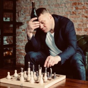 Alexey Marusov Instagram - (Мшарник 1️⃣) На старости построю обсерваторию. На болоте. Выкуплю из психушки молчаливого, выносливого дворецкого, назову его Наум и буду вести дневник:
⠀
Сегодня тепло. Открыл окна, дворецкий мыл сапоги.
⠀
- Чего в такую рань, Наум?
- На болота ходил. Багульника набрал, мыла наварим.
- Чародей, - хвалю я его.
⠀
На завтрак чача и пряники.
⠀
Дождливый октябрьский вечер. Наум повыдирал где-то можжевельник, набил им камин и затопил.
Приглушенный свет библиотеки, читаю дворецкому свой новый рассказ. Слушает вдумчиво, выгрызая засевшую занозу и отдирая ороговевшую на ладонях кожу. В конце заплакал. С виду вурдалак, а такой ранимый.
Ужинаем. Я пью второй за вечер эль, дворецкий доедает говяжий жир из дневного супа.
⠀
Поднимаемся перед сном к телескопу.
⠀
- Над головой созвездия мигают.
 И руки сами тянутся к огню…
 Как страшно мне, что люди привыкают,
 Открыв глаза, не удивляться дню.
 Существовать. Не убегать за сказкой.
 И уходить, как в монастырь, в стихи.
 Ловить Жар-птицу для жаркого
  с кашей. И Золотую рыбку…
 - … для ухи, - вторит дворецкий.
⠀
Наум долго разглядывал Волопаса и загадал на падающую звезду бродни.