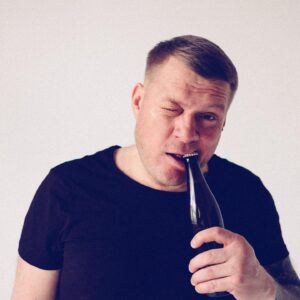 Alexey Marusov Instagram - (Продолжение 2. Начало в предыдущем посте)
⠀
Валька сопя наскоро вымыл пол. Я сварил суп из пачек. Горло сопротивлялось тёплой водке, которую из фужеров пить было затруднительно.
⠀
- Лёнь, как ты считаешь, я могу привлечь внимание?
⠀
- Вопрос бестактный и требующий уточнения - кого? Собак, общественности, или к какой то проблеме?
⠀
- Женщин!
⠀
- У тебя рубаха есть, в голубую строчку. С этим пиджаком - точно все бабы твои. Валька пристально посмотрел на меня, откинулся на спинку стула, закинул ногу на ногу, прикурил:
⠀
- То есть, как мужчина я им понравиться не могу, так по-твоему?
⠀
- Что ты пристал. Но если бы я был женщиной, то мне - вряд ли.
⠀
- А ты коварен, Лёнька.
⠀
- Как и все женщины.
⠀
- Хорошо. Неказистость поправима дорогим гардеробом. Провожать ведь, в любом случае, будут по уму. Общая картина ясна. А что из индивидуальных положительных качеств ты во мне ценишь?
⠀
- Ты хороший друг. И трепло, но без зла.
⠀
- Я тебя спрашиваю как женщину.
⠀
- Ты охренел, Безмен! Сейчас дуршлагом височную кость проломлю!
⠀
- Извини, старик, переживаю. Допустим, я серьёзен. Это вызывает уважение, хотя бы на первых порах?
⠀
- Бабки у твоего подъезда тоже всегда на первых порах серьёзны. А я их не уважаю. Лучше дави на жалость,  Валька. Ты весь такой открытый, но...неухоженный, что ли. Вся твоя неуклюжесть умиляет, лично меня. Но, что-то ты должен уметь как мужчина.
⠀
- Это я то не мужчина?! - Валька перегнулся ко мне через стол, - Да если б она только знала! Лёха, я ради этой встречи с ней украл огнетушитель из Бюро занятости и продал! Это поступок, скажи?!
⠀
Безмен ударил по столу ладонью. Недовольно дрогнуло стекло. Несколько окурков выпали из плоской, металлической пепельницы.
⠀
- Я не это имел ввиду, Валь, не истери.
⠀
- А что ?!
⠀
- Мужик должен уметь извиняться. Даже за мелочи. Пошли звонить Алке.
⠀
#малоЛИТражки #ленякарлов #камора_папы_карло #юморизстеклотары #москва #юмор #жиза #литература #каморапапыкарло #креатив