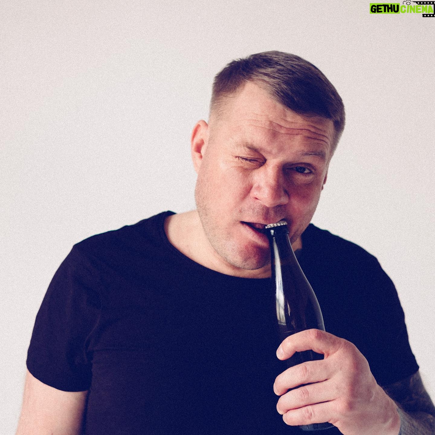 Alexey Marusov - 4.8K Likes - (Продолжение 2. Начало в предыдущем посте)
⠀
Валька сопя наскоро вымыл пол. Я сварил суп из пачек. Горло сопротивлялось тёплой водке, которую из фужеров пить было затруднительно.
⠀
- Лёнь, как ты считаешь, я могу привлечь внимание?
⠀
- Вопрос бестактный и требующий уточнения - кого? Собак, общественности, или к какой то проблеме?
⠀
- Женщин!
⠀
- У тебя рубаха есть, в голубую строчку. С этим пиджаком - точно все бабы твои. Валька пристально посмотрел на меня, откинулся на спинку стула, закинул ногу на ногу, прикурил:
⠀
- То есть, как мужчина я им понравиться не могу, так по-твоему?
⠀
- Что ты пристал. Но если бы я был женщиной, то мне - вряд ли.
⠀
- А ты коварен, Лёнька.
⠀
- Как и все женщины.
⠀
- Хорошо. Неказистость поправима дорогим гардеробом. Провожать ведь, в любом случае, будут по уму. Общая картина ясна. А что из индивидуальных положительных качеств ты во мне ценишь?
⠀
- Ты хороший друг. И трепло, но без зла.
⠀
- Я тебя спрашиваю как женщину.
⠀
- Ты охренел, Безмен! Сейчас дуршлагом височную кость проломлю!
⠀
- Извини, старик, переживаю. Допустим, я серьёзен. Это вызывает уважение, хотя бы на первых порах?
⠀
- Бабки у твоего подъезда тоже всегда на первых порах серьёзны. А я их не уважаю. Лучше дави на жалость, Валька. Ты весь такой открытый, но...неухоженный, что ли. Вся твоя неуклюжесть умиляет, лично меня. Но, что-то ты должен уметь как мужчина.
⠀
- Это я то не мужчина?! - Валька перегнулся ко мне через стол, - Да если б она только знала! Лёха, я ради этой встречи с ней украл огнетушитель из Бюро занятости и продал! Это поступок, скажи?!
⠀
Безмен ударил по столу ладонью. Недовольно дрогнуло стекло. Несколько окурков выпали из плоской, металлической пепельницы.
⠀
- Я не это имел ввиду, Валь, не истери.
⠀
- А что ?!
⠀
- Мужик должен уметь извиняться. Даже за мелочи. Пошли звонить Алке.
⠀
#малоЛИТражки #ленякарлов #камора_папы_карло #юморизстеклотары #москва #юмор #жиза #литература #каморапапыкарло #креатив