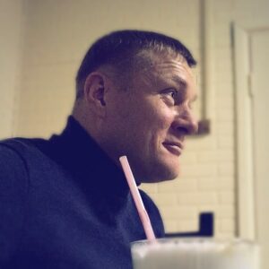 Alexey Marusov Instagram - - Куда ты, старый черт, мне холеру разводишь, а потом они тут ссут под нос! - орала на старика молодая соседка из окна первого этажа.
⠀
Дед жил в нашем дворе, отзывался на имя Валерьян, что было созвучно с его умиротворяющим обликом.
⠀
Значок «Почетный донор» красовался на лацкане усталого пиджака, от которого исходил стойкий запах луковой пассировки.
⠀
Для всех у него случайным образом находилось: пшено воробьям, карамель детям, соседям слово доброе и бесконечная благодарность.
⠀
Светлость такая от лица, что, ты ему: «Куда прёшь, старая кожа!»», а он в ответ: «Слава те, хосподи».
⠀
Понятия «нечеловеческое поведение» для него не существовало вовсе: каждому-мир, каждый-прах, и всем по крашену яичку ко Христову дню.
⠀
- Прости, ради Бога, милая. МАлые они ещё. ТрОхи подрастут-сами сбегутЬ, замуж, - дружелюбно пытался разойтись краЯми Валерьян.
⠀
- Дык забирай домой, раз такой сердобольный!
⠀
- Да забрал бы, милая. А ну как помру? Собес с Ими возиться не станет.
⠀
- А мне плевать! Ещё раз увижу тебя у подвала с твоими объедками- пожалуюсь в СЭС!
⠀
Валерьян перекрестил котят, в сердцАх захлопнувшееся окно соседки и присел ко мне на скамейку.
⠀
- Хорошая она, - улыбнулся старик, - Жила только мало. Успокоится с годами. А коты, - те уж к зиме подрастут...
⠀
#москва #короткоЛИТражки #литература #книги #рассказы #жиза #доBROумышленник