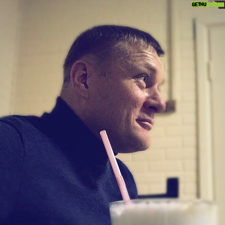 Alexey Marusov - 2.9K Likes - - Куда ты, старый черт, мне холеру разводишь, а потом они тут ссут под нос! - орала на старика молодая соседка из окна первого этажа.
⠀
Дед жил в нашем дворе, отзывался на имя Валерьян, что было созвучно с его умиротворяющим обликом.
⠀
Значок «Почетный донор» красовался на лацкане усталого пиджака, от которого исходил стойкий запах луковой пассировки.
⠀
Для всех у него случайным образом находилось: пшено воробьям, карамель детям, соседям слово доброе и бесконечная благодарность.
⠀
Светлость такая от лица, что, ты ему: «Куда прёшь, старая кожа!»», а он в ответ: «Слава те, хосподи».
⠀
Понятия «нечеловеческое поведение» для него не существовало вовсе: каждому-мир, каждый-прах, и всем по крашену яичку ко Христову дню.
⠀
- Прости, ради Бога, милая. МАлые они ещё. ТрОхи подрастут-сами сбегутЬ, замуж, - дружелюбно пытался разойтись краЯми Валерьян.
⠀
- Дык забирай домой, раз такой сердобольный!
⠀
- Да забрал бы, милая. А ну как помру? Собес с Ими возиться не станет.
⠀
- А мне плевать! Ещё раз увижу тебя у подвала с твоими объедками- пожалуюсь в СЭС!
⠀
Валерьян перекрестил котят, в сердцАх захлопнувшееся окно соседки и присел ко мне на скамейку.
⠀
- Хорошая она, - улыбнулся старик, - Жила только мало. Успокоится с годами. А коты, - те уж к зиме подрастут...
⠀
#москва #короткоЛИТражки #литература #книги #рассказы #жиза #доBROумышленник
