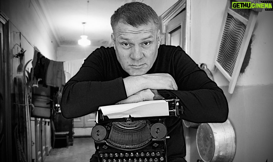Alexey Marusov - 4.7K Likes - Каждое буднее утро коммунальная кухня приобретала атмосферу общего молекулярного противостояния.
⠀
Ритуально горели каши, убегало молоко под внутреннее ликование остальных домочадцев, из гневно гудящего и чихающего крана наполнялся очередной чайник, попадая каплями на стоящую рядом на плите раскалённую сковороду, из которой, в ответ, огрызаясь брызгала салом чья-то оставленная без присмотра яичница.
⠀
Резался хлеб, пальцы спросонья и голос диктора из радиоточки. Наступали ноги на ноги, сталкивались тазобедрия, извинения приносились ехидно, утро проходило и в тесноте и в обиде.
⠀
Посредством набранных с вечера мелких долгов, Толик Караваев, в местной пивной набрался смелости. Дверь его комнаты захлопнуло сквозняком, и он ждал спасительного появления на рабочем месте, выгодно расположившимся в подвале нашего дома, слесаря дяди Паши:
⠀
- Даже входным дверям этой квартиры стыдно за висящие рядом с ней фамилии постояльцев! Эта жилплощадь давно перестала бороться за звание называться культурной, когда на прошлой субботе пропали челюсти из стакана Веры Аккордеоновны! И я поддерживаю общее решение обить дверь траурным дерматином, но скидываться на него не буду, ибо проходной двор не нуждается в мещанстве! Какой циничный человечишко пошёл: в Женеве бьются за всеобщие права, а я - о стену местного непонимания! Находясь в своей кухне ощущаю себя бездомным! Как только мне становится однажды весело ночью - тотчас всюду из комнат возникают ваши завистливые к чужому счастью рожи! Займите, наконец, какую - нибудь обувь сходить за пивом!
⠀
(Из будущей книги. Как и обещал))
⠀
#москва #юмор #литература #корокоЛИТражки #жиза
