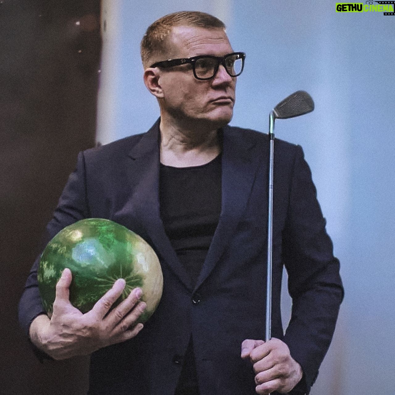 Alexey Marusov - 7.1K Likes - ⁃ Витамин D необходим для будущих героев, сегодня у вас первое кварцевание!
⠀
Длинное слово, да ещё с таким количеством твёрдых гласных, фонетически вызвало переживательный метеоризм в кишках, а в детских грёзах будущие подвиги: выход в открытый космос, вызволение из льдов Челюскинцев, тушение пожара в Кремле (со спасательной эвакуацией всей верхушки Политбюро и лично товарища Брежнева), в общем - любые героические вмешательства, при которых Родина, возможно даже, потребует отдать жизнь. Ерунда, главное, чтобы это видела красавица Смирнова. Лучше бы по телевизору. Престижнее.
⠀
В волнительном молчании идём на свою первую голгофу, в висках пульсом «А город подумал ученья идут». Я уже мню себя судьбоносным лицом и обличающим пальцем с агитплаката «А ТЫ?!», на мне будёновка и суровые усы, позади тревожное зарево над детсадом «Лесовичок», снизу умоляющие взгляды воспитателей, одногруппников и, опять же, плачущая Смирнова. «Сегодня я спасу мир, а завтра ты спасёшь меня от одиночества», - так ответил бы я ей уходя напоследок, если бы в то время уже пережил кризис среднего возраста и развод.
⠀
На деле же вся процедура «посвящения в аргонавты» оказалась злой насмешкой: мы разделись до трусов, надели потрёпанные очки à la «мой дядя Толя газом режет трубы в Заполярье», встали вокруг металлического «солнца». Вскоре, заскучав, передразнивали друг друга услышанным «рахит», и украдкой подсматривали на излучение.
⠀
⁃ Витамин D тебе после ковида крайне необходим, - резюмировал в трубку Валька, - давай на набережной, через час. Я тоже не прочь сгореть за компанию.
⠀
Солнце нещадно топило жир на затылке, он неприятно стекал за воротник рубахи. В тени акаций тревожно спали бичи, пахло гниющей бахчой и жареным мясом.
Я сел на скамейку, взял оставленную кем-то газету, сделал из неё малярную шапку и стал пялиться на прохожих.
⠀
Оценивающе расхаживали самцы - одиночки, втягивая животы при сближении с дамами, парные барышни смотрели надменно из под шляп и напоказ окрикивали отстающую половину:
⠀
⁃ Ну, ты чего опять уснул?!
⠀
⁃ Зоя, я прошел с тобой такой длинный жизненный путь, я устал, у меня ноги болят! - огрызалась жертва насильственного променада.
⠀
(Продолжение в карусели)