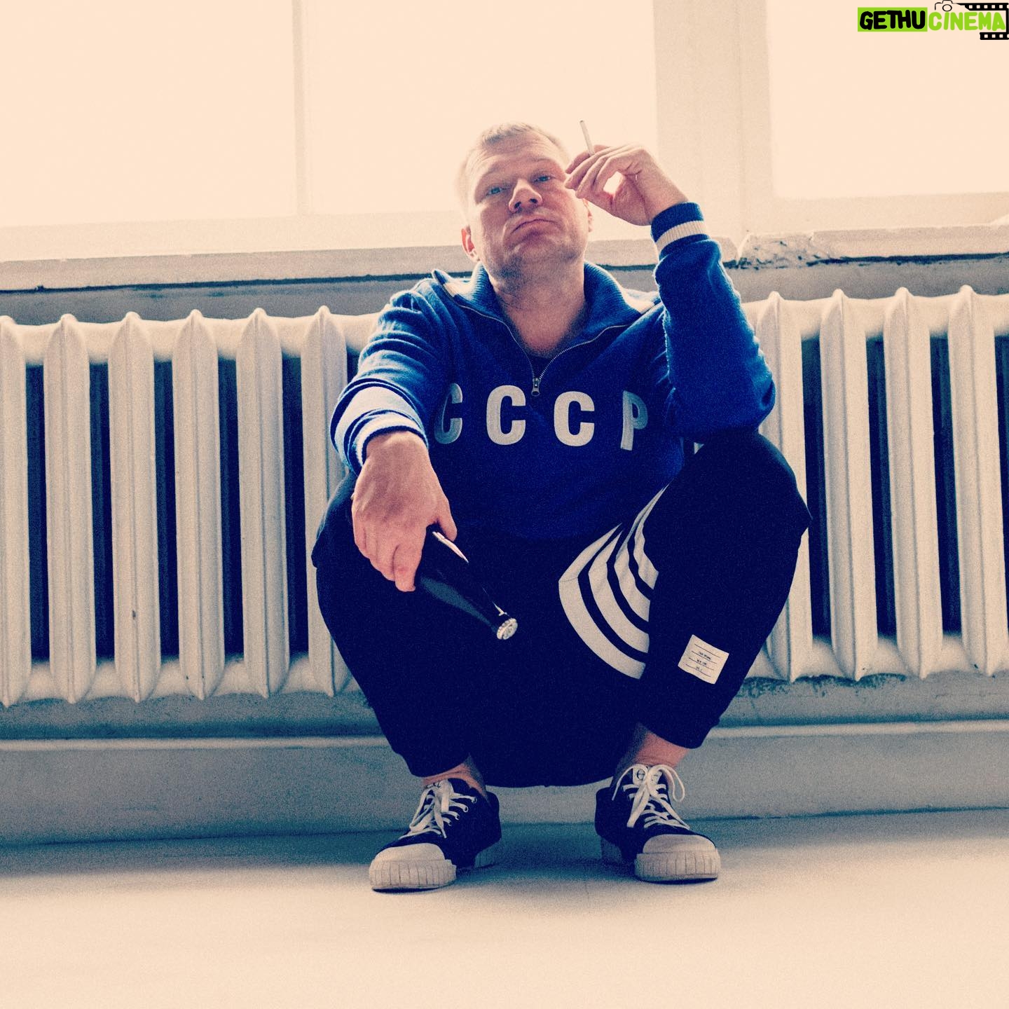 Alexey Marusov - 6.2K Likes - (Начало 1) Обычно свои черновики я показывал Безмену по четвергам. Вальку знал многий журналистский люд и некоторые мои фельетоны мы благополучно пропивали через его знакомых в местные издательства. Но звонок раздался в воскресенье:
⠀
⁃ Есть вопрос, забегай, - не здороваясь выпалил в трубку Безмен.
⠀
⁃ Спроси у кого-нибудь другого. Сегодня суббота, мне дурно, хочется на юг и почему-то мерзко отрыгается рябиной.
⠀
⁃ От меня Алла ушла.
⠀
⁃ Не драматизируй.
⠀
⁃ Ты мне друг?
⠀
⁃ Валька, ради Бога, вы знакомы два понедельника, и это не повод спекулировать нашей дружбой.
⠀
По дороге к нему я заготовил самые изощрённые проклятия, но Безмен открыл дверь с лицом искренней растерянности. Я снял обувь, носки противно прилипали к полу.
⠀
⁃ Слушай, а почему пол липкий?
⠀
⁃ Варенье разбавлял водой. Водку запивать.
⠀
⁃ Раньше не замечал за тобой подобной трусости.
⠀
⁃ Это Алке. День рождения у неё вчера был. Решил в первый раз пригласить к себе. Отпраздновать, так сказать, по-домашнему.
⠀
⁃ Она пьёт водку?!
⠀
⁃ Нет. Как оказалось.
⠀
⁃ А почему не поинтересовался заранее?
⠀
⁃ Бюджет был ограничен.
⠀
Безмен достал из пакета розовые шлёпанцы и кинул мне под ноги.
⠀
⁃ Не буду я их носить. Цветовая гамма не моя. Да и размер.
⠀
⁃ И она так же сказала...
⠀
⁃ Постой, ты хочешь сказать, что это был ПОДАРОК?
⠀
⁃ Говорю же, - хотел по-домашнему!
⠀
На кухне стол был покрыт старой выцветшей шторой. Композицию «сДнёмрожденияАлла» символизировали водка, разлитая в бокалы под мартини, кувшин с вышеупомянутым разбавленным водой вареньем, с устойчивой хлорной пеной по краям, и ваза с одеревенелой болотной икебаной.
⠀
⁃ Ты подарил ей ...камыш?!
⠀
⁃ Это рогоз.
⠀
⁃ А почему их два..?
⠀
⁃ По замыслу хотелось объединить простейшую форму жизни с высокой поэзией, поэтому за гербарием шёл Асадов. С выражением. «Я любить тебя буду, можно?»
⠀
⁃ Тьфу! Валя! Кто научил тебя подобной пошлости!
⠀
⁃ Ты прав, Лёнька. Вот, и я, думаю, - последовательность подачи была не та. Надо было с поэзии начинать...
(Продолжение в следующей публикации)
⠀
#малоЛИТражки #юмор #жиза #москва #камора_папы_карло #юморизстеклотары