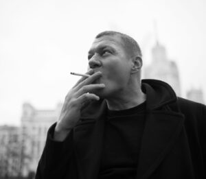 Alexey Marusov Instagram - Кухня вещала незамысловатыми  подробностями вчерашней «беседы»: эмоциональные гармошки окурков в банке бывших сардин, вилки  торчащие из дуршлага в слипшейся вермишели, литровая банка с осадком разведённой водой томатной пасты.
⠀
Грязно-серый тюль пузырил сквозняк из открытой форточки.
⠀
Собеседники спали, выгодно расположившись головами на столе между редкой столовой утварью.
⠀
«Утварь»... Это определение было тождественно общей картине и каламбур «Утро тварей» напрашивался сам собой.
⠀
Я стряхнул пепел с расшатанного табурета.
⠀
- Добрый доктор Айболит, -принесенная  бутылка водки тяжело брякнула о стол.
⠀
- ...он под деревом сидит,-отозвалась хрипло Валькина голова,
⠀
- мне крест сегодня приснился и яблоки. К чему не знаешь?
⠀
- Представишься. К Яблочному Спасу, - закурив выдохнул я.
⠀
- У тебя редкая способность отравлять жизнь всем. Но,- Безмен ткнул себя в грудь желтым никотиновым пальцем,- за  редким исключением индивидов, с устойчивым духовно-моральным пох#змом. Социум тебя однажды отрыгнет, Леонид. Починешь бесславно среди исписанной целлюлозы так и не познав женской любви и жирной пищи.
⠀
- А как же Божий промысел?
⠀
- Ты, Лёнь, Его вымысел. Сиди, пей, и не разочаровывай Создателя гордыней.
⠀
Безмен всегда располагал к себе редкой особенностью мыслить в любом состоянии.
⠀
#коротколитражки #книги #книга #писатель #творчество #литературныйклуб #литература #сатира #юмор #жиза #алкогольныечернила #фото #фотография #humor #instabook #literature #life #moscow #moscowcity #москва #москвасити