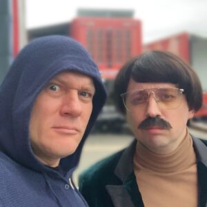 Alexey Marusov Instagram - Природа щедро обделила нас всем.
⠀
Мы оба хотели в детстве стать космонавтами, но я сел в тюрьму, а он нА уши вкладчикам «МММ».
⠀
Сейчас он артист, а я букинист, но мы нераздельны как наш совместный бизнес-точка варёной кукурузы в парке Горького.
⠀
(спой промокод «ну а дружба начинается с убытка» и получи бесплатно к початку соль)
⠀
@oleg_vereshchagin ⚠️
⠀
#главкино #москва #паркгорького #юмор #кино #актер #тнт #камедиклаб  #ржака #своипацаны #криминальнаяроссия #кепка_кеды_капюшон #доbroта👊🏻🌝