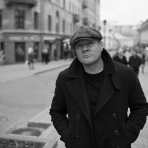 Alexey Marusov Instagram - Проснулся в субботу трезвым. Странностью было иметь с утра животный аппетит и планы нА день.
⠀
Солнце баловалось блеском безупречно начищенной обуви, настроение требовало душевной собирательности.
⠀
Культурная программа московских  городских афиш казалась навязчиво-шаблонной и я доверил маршрут спонтанности. Давно хотел повторно посетить Мавзолей (сменить скорбь детских воспоминаний на обыкновенное взрослое любопытство), но мертвому телу вождя предпочёл живую Хитровку Гиляровского.
⠀
«Свой дорогу найдет, а чужому незачем сюда соваться! С площади слышатся пьяные песни да крики «караул», Но никто не пойдет на помощь. Разденут, разуют и голым пустят. Убитых отправляли в Мясницкую часть для судебного вскрытия, а иногда — в университет. Страшные трущобы Хитровки наводили ужас на москвичей. Десятки лет и печать, и дума, и администрация, вплоть до генерал-губернатора, тщетно принимали меры, чтобы уничтожить это разбойное логово.»
⠀
Многочисленные капилляры фасадных трещин отторгали архитектурное поверхностное обновление.
⠀
Здесь я был СВОЙ. И навсегда останусь своим для этих улиц. Это моё место силы.
⠀
К вечеру похолодало. Запах горячих чебуреков действовал наверняка. К ним же заказал 200 грамм коньяка с невнятным названием «Российский».
⠀
По выходу из закусочной зима не казалось уж такой зимней, ветер стих, как и балаган мыслей, лица прохожих располагали к доверию. Всех хотелось обнять, но до фамильярного «Что Вы себе позволяете?!» не хватало грамм 400-500.
⠀
Домой ехал в метро. Напротив сидела девушка с книгой. Закладкой ей служил деревянный шпатель из кофейни.
⠀
Занимательная реинкарнация природы в культуру...
⠀
thanks for the photo @j_bezruk
⠀
#коротколитражки #москва #москвасити #москва24 #писатель #писательскийблог #фото #хитровка #улицымосквы #фотография #творчество #moscow #photography #bookstagram #book #likedays