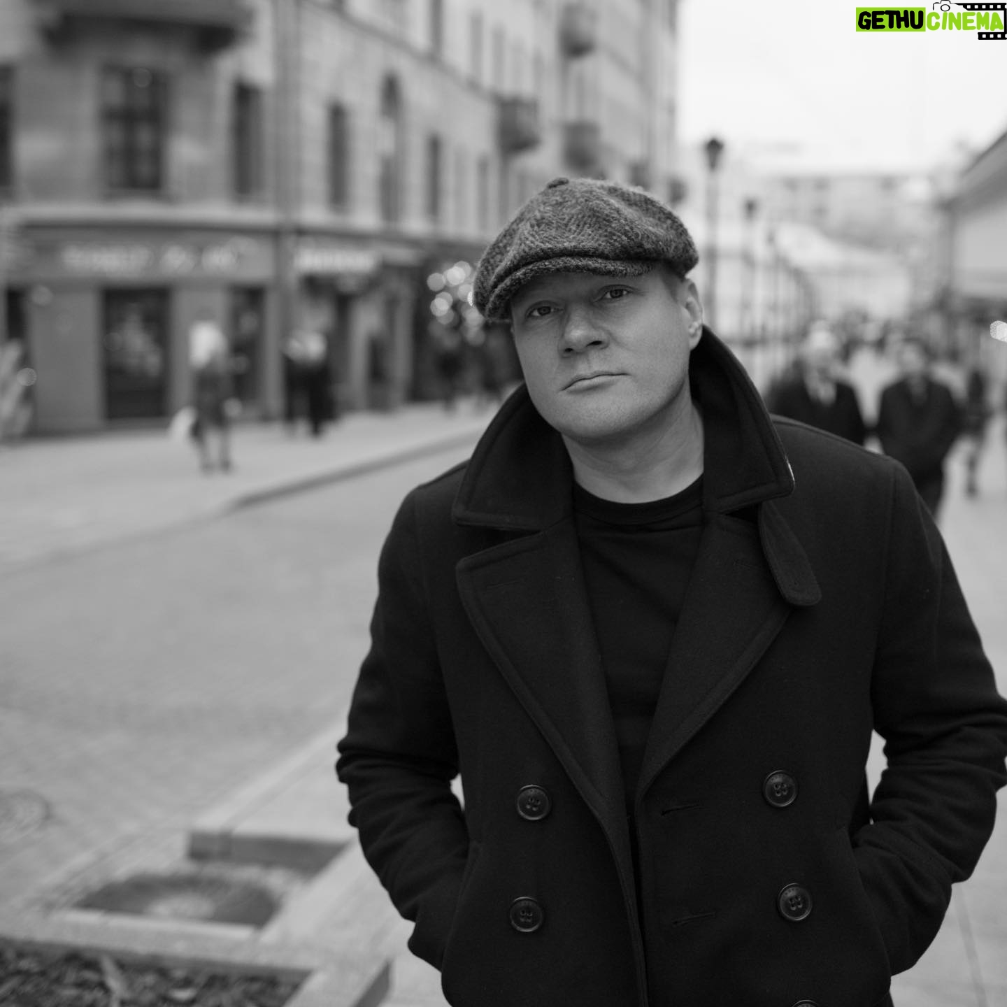 Alexey Marusov - 4.7K Likes - Проснулся в субботу трезвым. Странностью было иметь с утра животный аппетит и планы нА день.
⠀
Солнце баловалось блеском безупречно начищенной обуви, настроение требовало душевной собирательности.
⠀
Культурная программа московских городских афиш казалась навязчиво-шаблонной и я доверил маршрут спонтанности. Давно хотел повторно посетить Мавзолей (сменить скорбь детских воспоминаний на обыкновенное взрослое любопытство), но мертвому телу вождя предпочёл живую Хитровку Гиляровского.
⠀
«Свой дорогу найдет, а чужому незачем сюда соваться! С площади слышатся пьяные песни да крики «караул», Но никто не пойдет на помощь. Разденут, разуют и голым пустят. Убитых отправляли в Мясницкую часть для судебного вскрытия, а иногда — в университет. Страшные трущобы Хитровки наводили ужас на москвичей. Десятки лет и печать, и дума, и администрация, вплоть до генерал-губернатора, тщетно принимали меры, чтобы уничтожить это разбойное логово.»
⠀
Многочисленные капилляры фасадных трещин отторгали архитектурное поверхностное обновление.
⠀
Здесь я был СВОЙ. И навсегда останусь своим для этих улиц. Это моё место силы.
⠀
К вечеру похолодало. Запах горячих чебуреков действовал наверняка. К ним же заказал 200 грамм коньяка с невнятным названием «Российский».
⠀
По выходу из закусочной зима не казалось уж такой зимней, ветер стих, как и балаган мыслей, лица прохожих располагали к доверию. Всех хотелось обнять, но до фамильярного «Что Вы себе позволяете?!» не хватало грамм 400-500.
⠀
Домой ехал в метро. Напротив сидела девушка с книгой. Закладкой ей служил деревянный шпатель из кофейни.
⠀
Занимательная реинкарнация природы в культуру...
⠀
thanks for the photo @j_bezruk
⠀
#коротколитражки #москва #москвасити #москва24 #писатель #писательскийблог #фото #хитровка #улицымосквы #фотография #творчество #moscow #photography #bookstagram #book #likedays