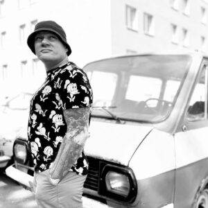 Alexey Marusov Instagram - Ну, даешь смелый шаг в неизвестность! - Жорка ударил ладонями по коленям, встал с тяжело скрипнувшего табурета, ухватил свинью за уши, поднял перед собой, и густо выдохнул ей в рыло сигаретным дымом.
⠀
Торжественной процессией мы вышли во двор. Водрузив голову на чурбак Вагин взял топор:
⠀
- А ты не знаешь смысл поговорки "гусь свинье - не товарищ"?
⠀
- Гуси Рим спасли, - говорю.
⠀
- Уважаю.
⠀
- Вот, и кулинарная эпитафия уважительно звучит - "фуагра". А не казённо - "сало".
⠀
- Таз принеси из бани, под "запчасти".
⠀
-Хосподи! Вы чё тут удумали, черти! -скрипучий старушечий визг остановил уже взлетевший топор, - А ты, Лёнька, чего мимо проскочил и не поздоровался?!
⠀
Через повалившийся забор на нас уничтожающе  смотрела "Родина - мать зовёт!", -  соседка Акимовна.  Из обрезанных резиновых сапог росли полосатые шерстяные носки. Рабочая фуфайка была застегнута на две  тусклые армейские пуговицы, поверх неё поясницу ложно утепляла пуховая шаль. Старуха подняла съехавший почти на глаза платок, обнажив лоб с магистралями преклонных морщин.
⠀
- Готов поменять профессиональное приготовление свинины на нудную жизненную мораль? - тихо процедил Вагин.
⠀
- А не слишком ли велика цена холодцу? - ответил я почти сомкнутым ртом, и уже громко соседке:
⠀
- Здрасьте, Нина Акимовна! Отметил Вас сразу в огородном полупоклоне. Отвлекать не стал, дабы не нарушать стройной садово - инструментальной ритмики.
⠀
- Че щас сказал? Никогда тебя не понимала, - махнула рукой соседка.
⠀
- Бог в помощь, говорю. Как картофель сей год похоронили?
⠀
- А что ему в земле то будет. Окрепнет. А ты, Лёнька, стареешь.
⠀
- Год был циничным.
⠀
- Тю! Чем же?! - иронично прыснула старуха.
⠀
- Томительным ожиданием очередной встречи с другом детства.
⠀
- Кодировался, что ль?
⠀
- Был грех, смалодушничал. Я уже привык, что Ваши оценки меня с детства никогда положительно не характеризуют: в юности - "лоботряс", после армии - «посадят скоро», теперь «старый». Где тот период, о котором я должен с гордостью рассказывать внукам?
⠀
- Ты его просрал. Как и Жорка.
⠀
(Окончание в следующем посте)
⠀
#москва #литература #короткоЛИТражки #юмор #жиза