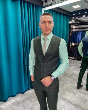 Alexey Ovsyannikov Instagram - Хороший костюм - это долговременная инвестиция. Не стоит экономить на качестве, потому что недорогой костюм может выглядеть плохо и быстро изнашиваться. 
 
*********************************************** 
● Не покупай костюм, не побывав у нас! 
● 10 лет в Мужской моде 
● Более 1.000 костюмов в наличии 
● Цены : от 13 000₽ до 35 000₽ 
● -20% в день первой примерки 
● Подбираем костюм каждому 
● Любые образы под ключ 
● Весь ассортимент: https://code-men.ru/ 
 
#костюмнавыпускнойсамара #моднаяодеждасамара #костюмысамара #костюмывсамаре #свадебныеплатьясамара #свадебныеплатьявсамаре #свадебноеплатьесамара #свадебныйсалонсамара #свадебныйсалонвсамаре #вечерниеплатьясамара #вечерниеплатьявсамаре #вечернееплатьесамара #мужскаяодеждасамара #мужскаяодеждавсамаре #мужскиекостюмысамара #мужскиекостюмывсамаре #свадебныйкостюмсамара #свадебныйкостюмвсамаре #мужскойкостюмсамара #мужскойкостюмвсамаре