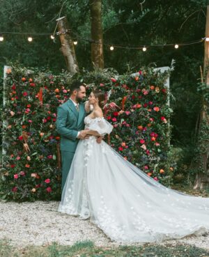 Alexia Mori Instagram - 1 AN DE NOTRE MARIAGE RELIGIEUX ❤️
1. La découpe de la pièce montée 
2. Les larmes de crocodile (j’aurai pas pensé)
3. « dans les épreuves, dans la santé et dans la maladie » ces mots m’ont tué !
4. Ma glue ❤️
5. Big up à la vierge
6. Bonheur & roses 🌹 
7. « À 3 on dit caca »
8. Séance couple
9. Notre mur de fleurs fraîches 😍
10. Je vous aime !! merci ❤️