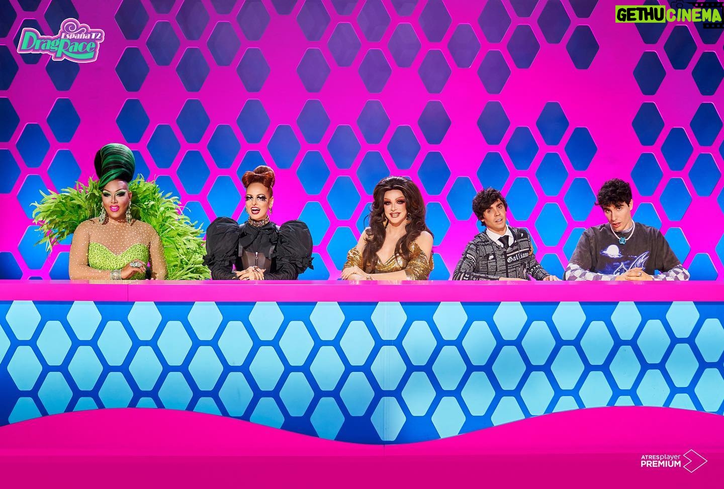 Alexis Mateo - 9.2K Likes - Hoy conoceremos a las finalistas de la 2ª edición de @dragracees y es un honor estar como jueza invitada Al lado de este panel de lujo @analocking @javviercalvo @soyambrossi y @supremmedeluxe un sueno hecho realidad!
A las 20 horas en @ATRESplayer premium 🇪🇸 y en @wowpresentsplus 🌍