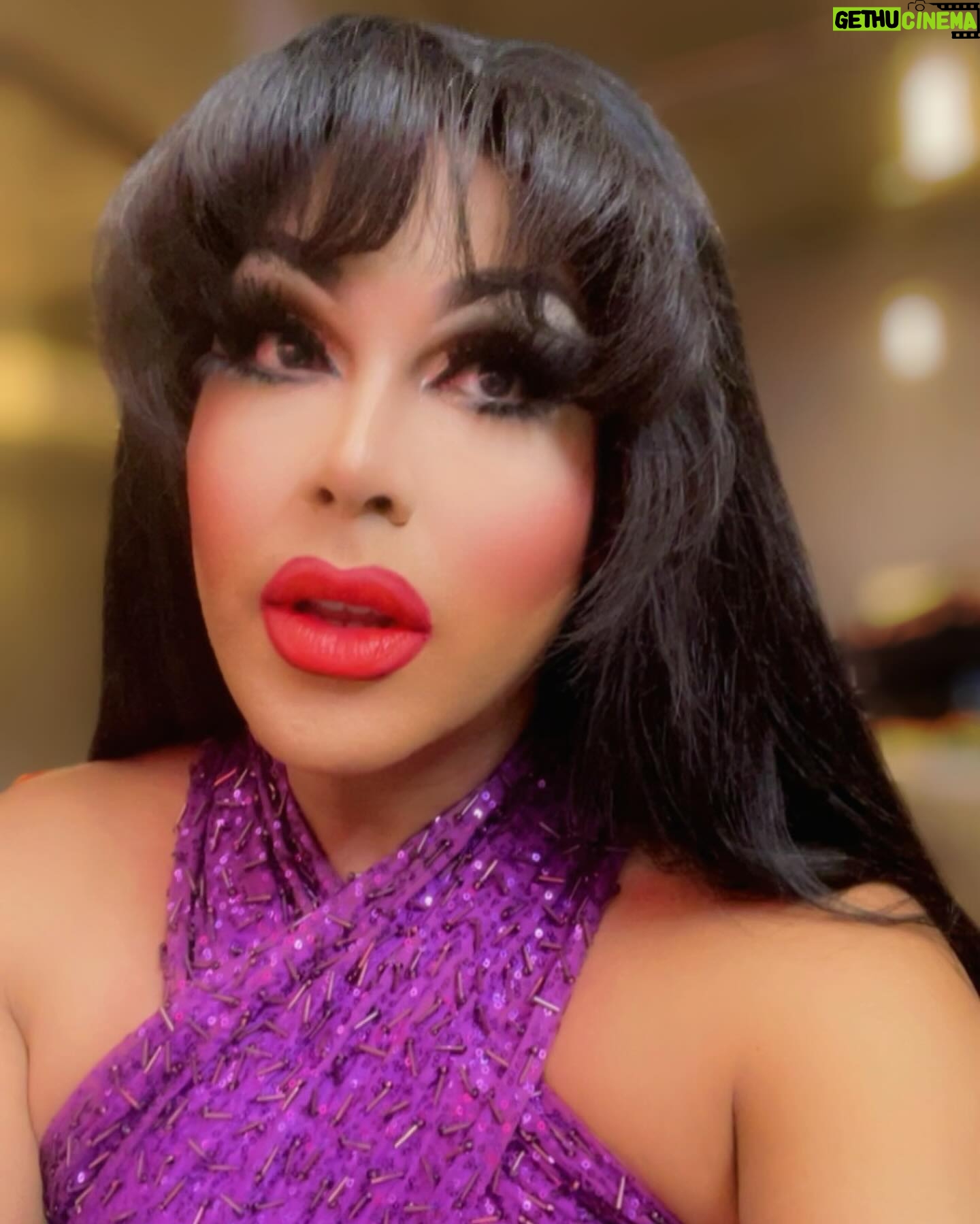 Alexis Mateo - 8.6K Likes - Celebrating #selena for her birthday it’s always important to me cause Selena closed the gab between Latin music and American music. Till today her music always has been timeless and historic. Thank you #austin #texas and @thecourtyardatx for a great tribute show. Till next time!