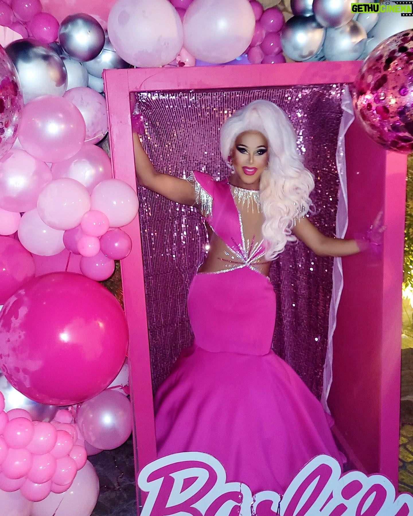 Alexis Mateo - 14.5K Likes - Omg what a fun night at @piranhavegas celebrating my birthday 🥳 thank you to all my friends that came out I love you guys! Special Thankx to @mikeytfye @leilani.jackross @kennedyddoftx @steevindizzy for making this a super fun memory. Thank you @showboybakeshop for an incredible cake 🎂 cheers for another year full of inner peace, love and #bam