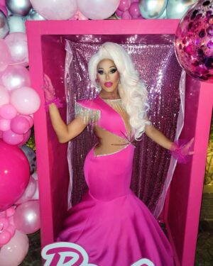 Alexis Mateo Instagram - Omg what a fun night at @piranhavegas celebrating my birthday 🥳 thank you to all my friends that came out I love you guys! Special Thankx to @mikeytfye @leilani.jackross @kennedyddoftx @steevindizzy for making this a super fun memory. Thank you @showboybakeshop for an incredible cake 🎂 cheers for another year full of inner peace, love and #bam