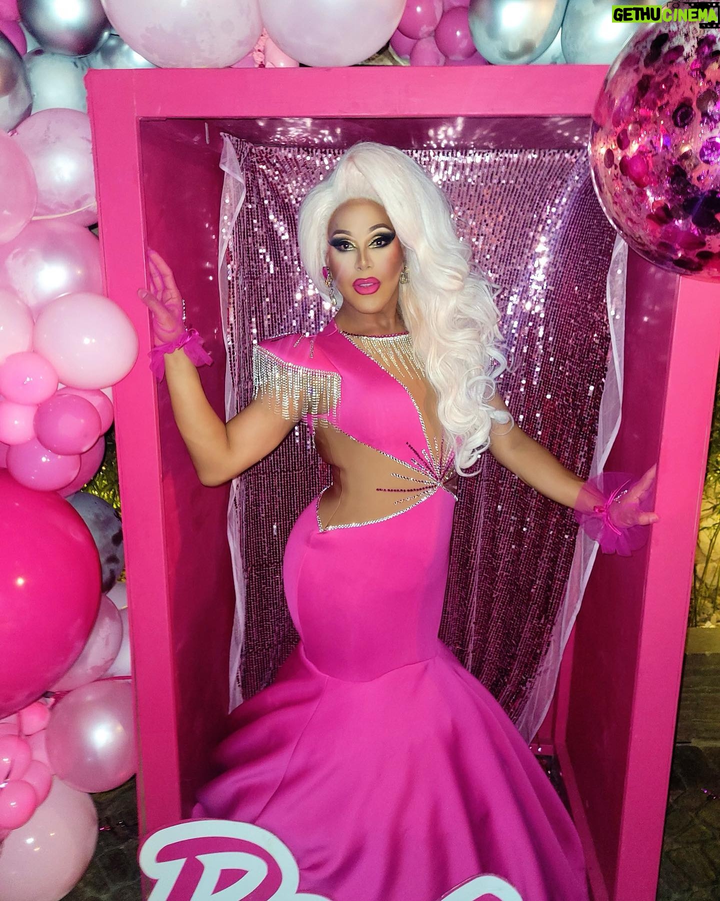 Alexis Mateo - 14.5K Likes - Omg what a fun night at @piranhavegas celebrating my birthday 🥳 thank you to all my friends that came out I love you guys! Special Thankx to @mikeytfye @leilani.jackross @kennedyddoftx @steevindizzy for making this a super fun memory. Thank you @showboybakeshop for an incredible cake 🎂 cheers for another year full of inner peace, love and #bam
