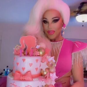 Alexis Mateo Instagram - Omg what a fun night at @piranhavegas celebrating my birthday 🥳 thank you to all my friends that came out I love you guys! Special Thankx to @mikeytfye @leilani.jackross @kennedyddoftx @steevindizzy for making this a super fun memory. Thank you @showboybakeshop for an incredible cake 🎂 cheers for another year full of inner peace, love and #bam