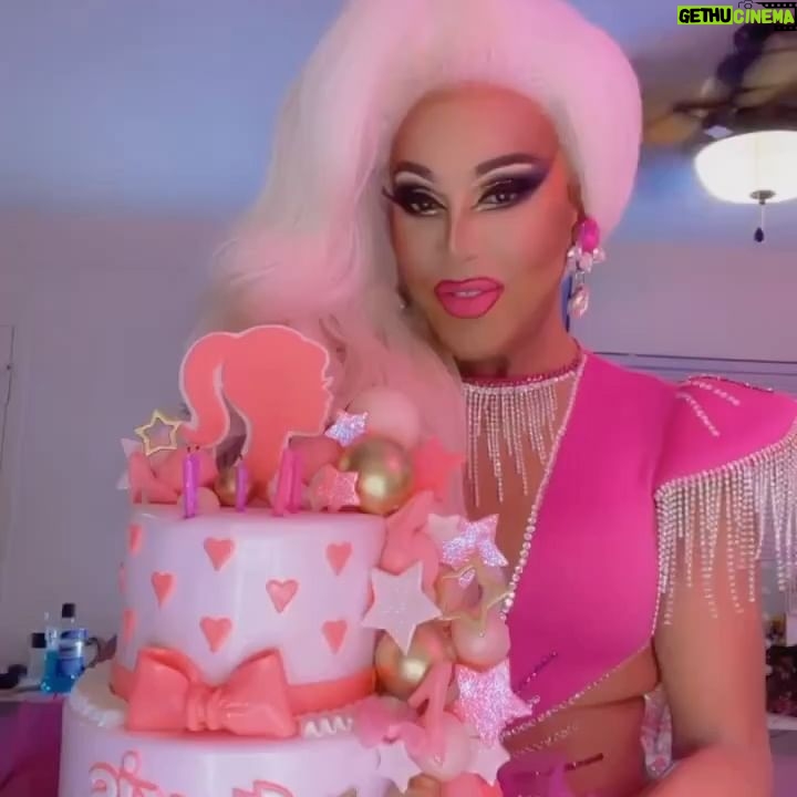 Alexis Mateo - 14.5K Likes - Omg what a fun night at @piranhavegas celebrating my birthday 🥳 thank you to all my friends that came out I love you guys! Special Thankx to @mikeytfye @leilani.jackross @kennedyddoftx @steevindizzy for making this a super fun memory. Thank you @showboybakeshop for an incredible cake 🎂 cheers for another year full of inner peace, love and #bam