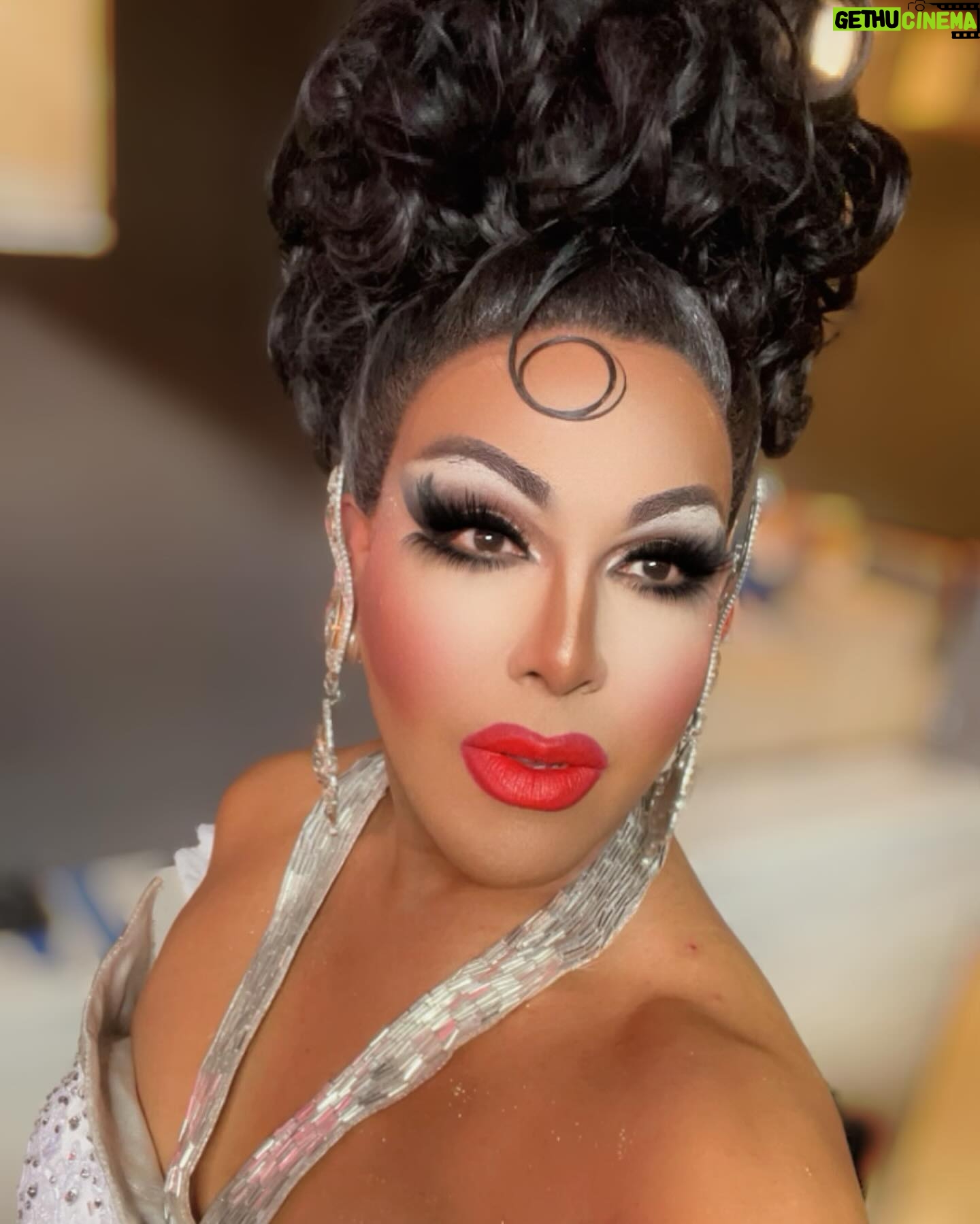 Alexis Mateo - 8.6K Likes - Celebrating #selena for her birthday it’s always important to me cause Selena closed the gab between Latin music and American music. Till today her music always has been timeless and historic. Thank you #austin #texas and @thecourtyardatx for a great tribute show. Till next time!