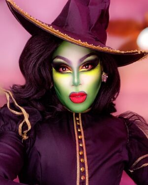 Alexis Mateo Instagram - I had a blast last night at @piranhavegas and I turned green just to bring a little #broadway for the kids! #wicked #halloween #oz