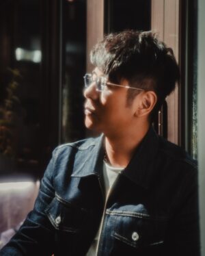 Alfred Hui Instagram - 【 認真做音樂 】
/
曾被說我的音樂太認真
回想一下也可能真的是
但如果這就是我想做的
我在想其實有分對錯嗎
/
有人想在音樂裡找放鬆
有人想在聽歌時找釋放
有人想在低潮時找共鳴
有人想在失落時找分擔
/
這個認真做音樂的自己
好似真的有點太過嚴肅
但可能我就是覺得這樣
才發揮自我的最大能量
/
每一個可以唱歌的機會
我都嘗試盡力抓緊珍惜
唔想到日後失去才後悔
永遠不知道有沒有下次
/
我不是刻意賣弄搞煽情
這也真的是我在想的事
如果你們都覺得太認真
那麼我嘗試改一下方向
/
或者是我表達得太認真
始終都是娛樂圈的事宜
大概也需要娛樂性才可
但也有好多人在娛樂啊
/
這刻想做想寫想分享的
剛好是這樣的情感情緒
如果你覺得是有共鳴的
請好好留言話我知想法
/
#自許紀錄 於 這時這刻
@alf_records