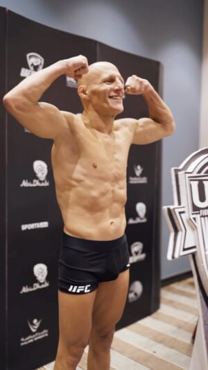 Ali Al-Qaisi Instagram - Weigh in day 🦾

Elhamdollah, The real fight has done And I’am more than ready to have fun tomorrow 🥷🔪
.
.
.
#abudhabi #uaewarriors #theroyalfighter #alqaisiteam #mma
