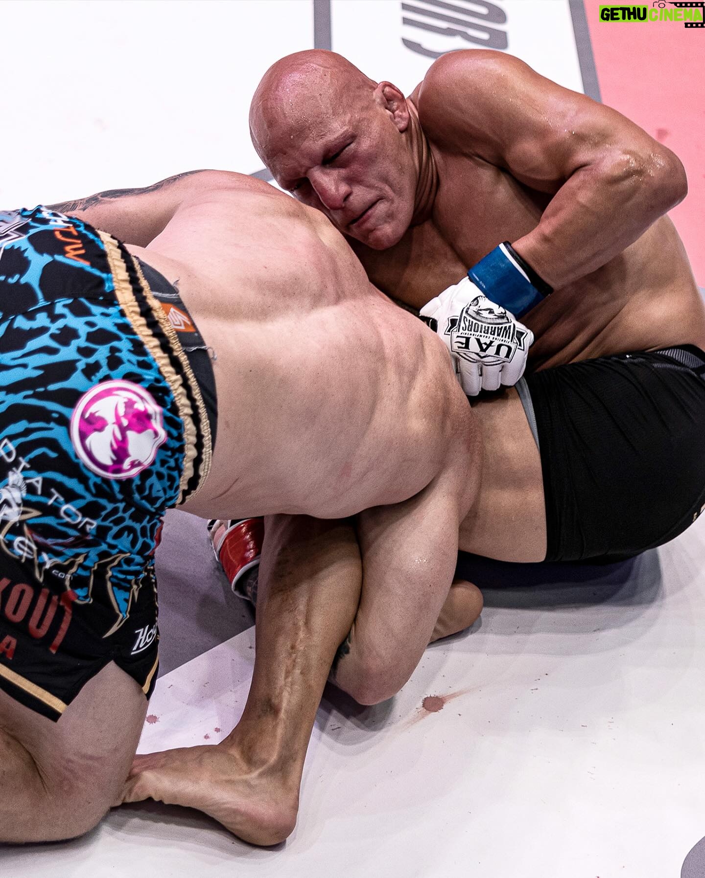 Ali Al-Qaisi - 2.2K Likes - Relive the electrifying moment when Ali “The Royal Fighter” Alqaisi reclaimed the throne of the UAE Warriors Featherweight division at UAE Warriors 33!
🏆 Mark your calendars for May 18th. The reigning champion returns to the ring to defend his hard-earned title and Samuel Bark is gearing up to challenge the champion’s might and get his arm raised.
#UAEW50
#UAEWarriors