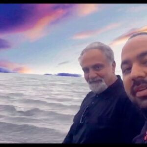 Ali Oji Instagram - چهار سال ناباورانه گذشت
همه روزهایی که نیستی از خودم سوال کردم که اگر علی جان بود چه می گفت ، چه فیلم هایی 
می ساخت ، چه نقدهایی می نوشت ... علی جان جای تو در سینما و ادبیات سینما و در زندگی بسیار خالی است ...یادش بخیر تا می نشستی در ماشین می گفتی فرانک سیناترا رو آتش کن و بعد جاده بود 
 و کلام شیرین تو ...ترانه my way
تقدیم تو ، آتش شد...
And now, the end is near