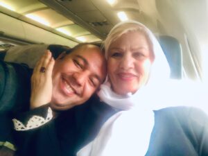 Ali Oji Instagram - مادر عزیزم شما در زندگی خیلی چیزها به من یاد دادی ... یاد دادی همه را دوست داشته باشم ... یاد دادی جواب بدی و کینه و حسادت رو با خوبی بدم ...یادم دادی مهر ورزیدن و مهربانی و برای همه خوب خواستن در این جهان و برای بشر خیلی مهم و حیاتیست ... از شما عزیز دلم خیلی چیزها یاد گرفتم ولی اینکه چقدر شاگرد خوبی بودم ... نمی دانم ...
عزیز دلم انرژی خوب تو همیشه در زندگی من جریان دارد امروز تولد توست ...
سایه ات مستدام و دست نوازش تو همیشه روی سرم 
به امید روزی که دوباره مثل همین عکس بدون ماسک و ترس از چیزی سرم رو روی شونه هات بذارم و کیف کنم و بگم جهان با وجود حضور مادرانه ات واقعا جای زیبا تری برای زندگی و حیات است باز هم تولدت مبارک 💐...علی