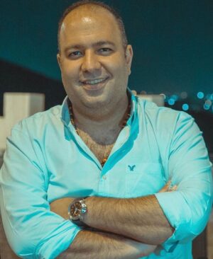 Ali Oji Instagram - هنوز دیر نیست...
هنوز صبرِ من به قامتِ بلندِ آرزوست ...