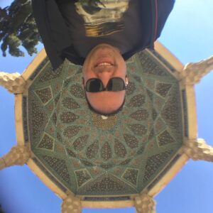 Ali Oji Instagram - روز حافظ گرامی باد …
حاصل کارگه کون و مکان این همه نیست
	باده پیش آر که اسباب جهان این همه نیست
از دل و جان شرف صحبت جانان غرض است	
غرض این است وگرنه دل و جان این همه نیست
منت سدره و طوبی ز پی سایه مکش	
که چو خوش بنگری ای سرو روان این همه نیست
دولت آن است که بی خون دل آید به کنار
	ور نه با سعی و عمل باغ جنان این همه نیست
پنج روزی که در این مرحله مهلت داری	
خوش بیاسای زمانی که زمان این همه نیست
بر لب بحر فنا منتظریم ای ساقی
	فرصتی دان که ز لب تا به دهان این همه نیست
زاهد ایمن مشو از بازی غیرت زنهار	
که ره از صومعه تا دیر مغان این همه نیست
دردمندی من سوخته زار و نزار	
ظاهرا حاجت تقریر و بیان این همه نیست
نام حافظ رقم نیک پذیرفت ولی	
پیش رندان رقم سود و زیان این همه نیست