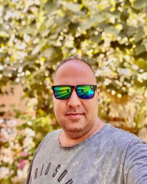 Ali Oji Instagram - بزرگترين لذت در زندگى  انجام كاريست كه ديگران مى گويند : تو نمیتوانى... 
و تو پدر خودت رو در میاری تا بگی من می تونم 😂
بنظرم کار خودت رو بکن به حرف هیچ کس گوش نده اینجوری تو حتما بهترین نتیجه رو کسب می کنی 
اگر هم نتیجه نداد حداقل به حرف دلت گوش کردی …😃

عیدتون مبارک