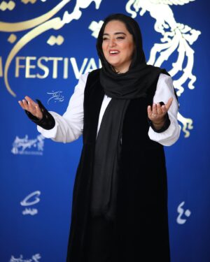 Ali Oji Instagram - از همه این هیاهو و بی مهری ، از همه خستگی دو سال کار مداوم و تلاش برای تولید فیلم ، تلاش برای کار ایجاد کردنِ بیش از هفتصد نفر  در دوسال تولیدات فیلم هایم … از چیزهایی که نمی دانید و چیزهایی که نمی دانم …از قضاوت ها ، از نشدن ها ، نشنیدن ها ، عشق ها ، عشق به شما ، رفتن ها و ماندن ها ، از تلاش برای فردایی بهتر … تلاش برای رضایت شما … تلاش برای سلیقه شما ، تلاش برای قلب های شما ، چشم های شما …

مردم نازنین که من رو هیچ وقت تنها رها نکردید
بودنتون ، مرا بس …

همین یک عکس و خنده بی مثال مرا بس 

خسته ام … ولی شما رو دارم و این یعنی امید برای کار کردن کار کردن کار کردن و ساختن
 
باقی بقایتان